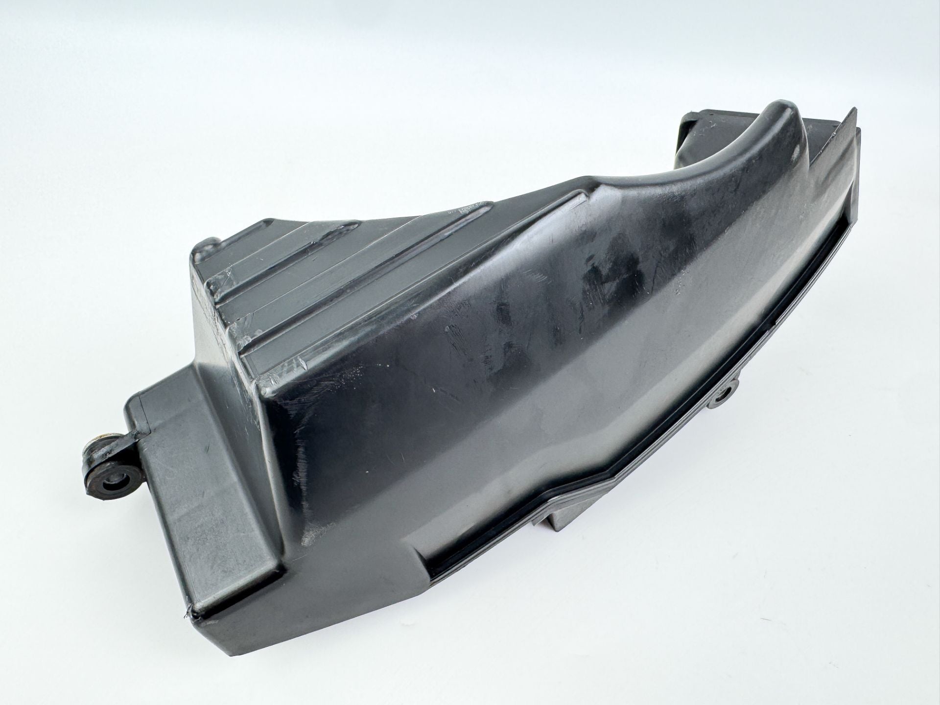 2005 Suzuki 140 HP 4 Stroke Outboard Intake Air Silencer Assembly 13810-90J01 OEM