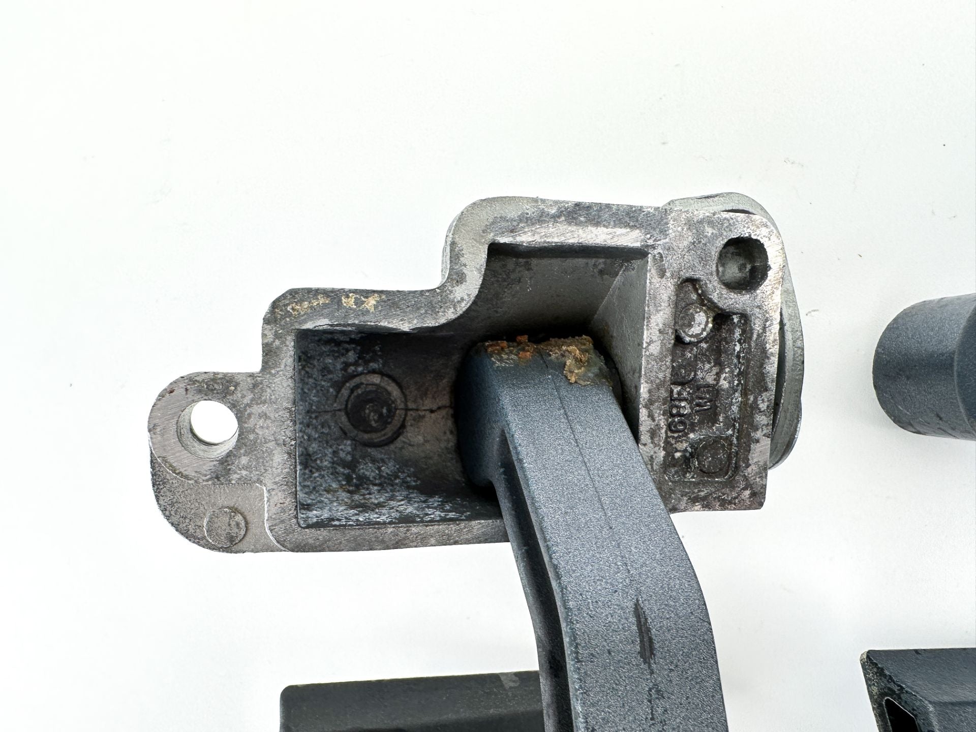 2007 Yamaha 250 HP 4 Stroke Outboard Latch Handle Set 69J-42816-00-8D OEM