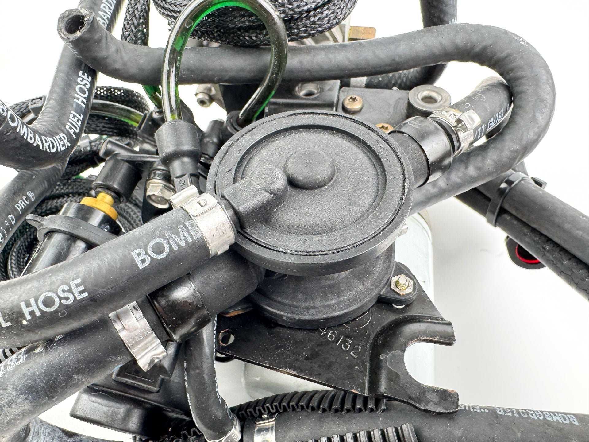 2005 Evinrude 115 HP 2 Stroke Outboard Oil Manifold & Pump 5000836 OEM