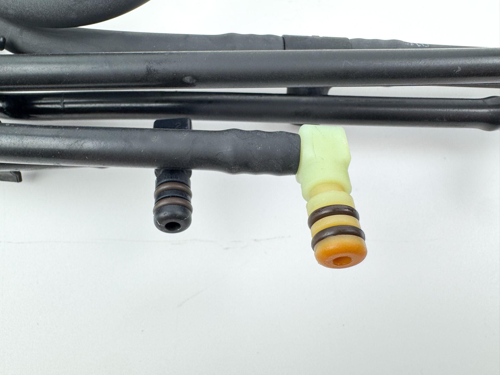 2005 Evinrude 115 HP 2 Stroke Outboard Injector Fuel Lines Manifold 5000204 OEM