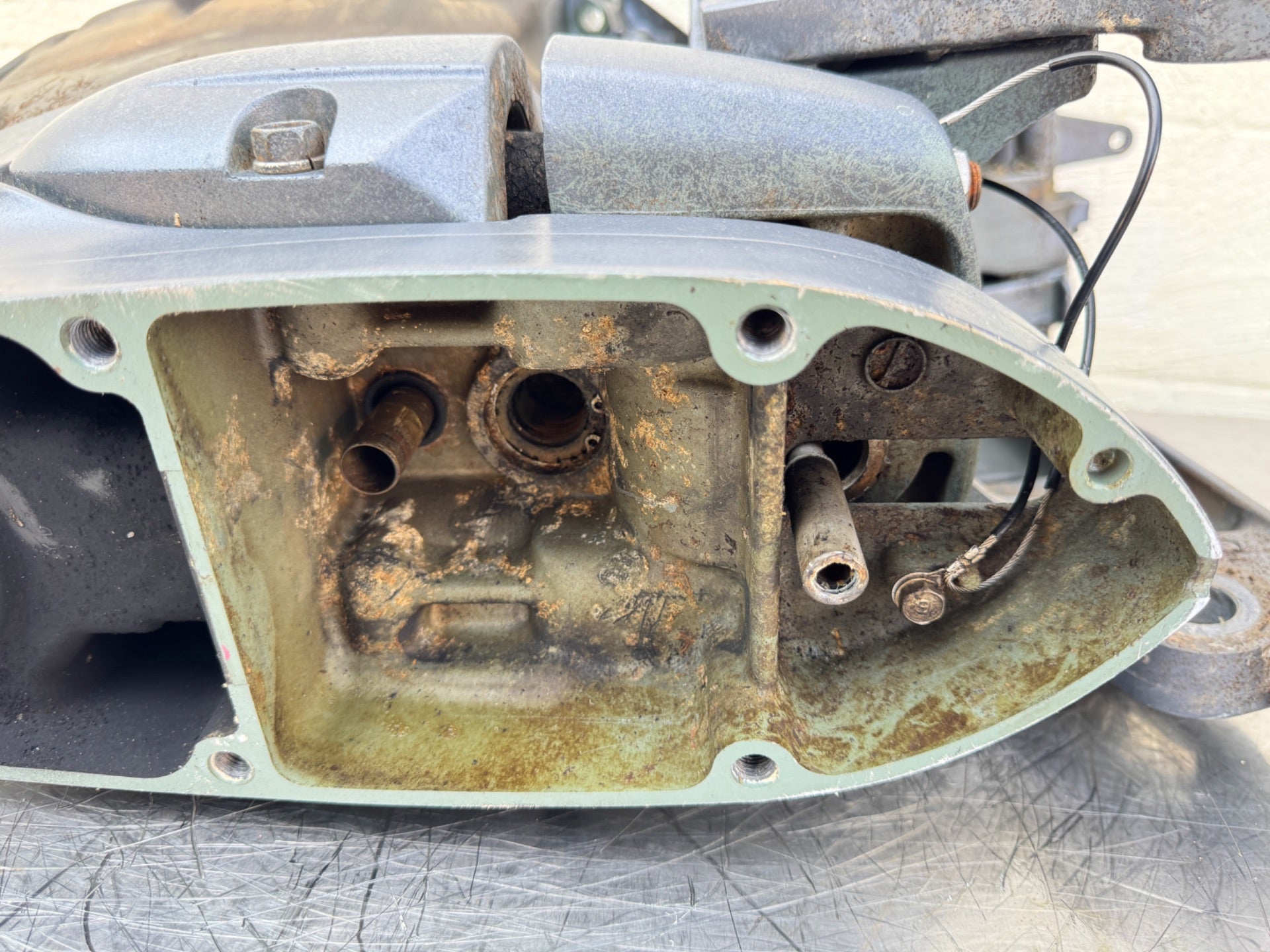 2004 Yamaha 115 HP 4 Stroke Outboard Complete Midsection & Swivel Bracket 64E-43311-10-8D Long