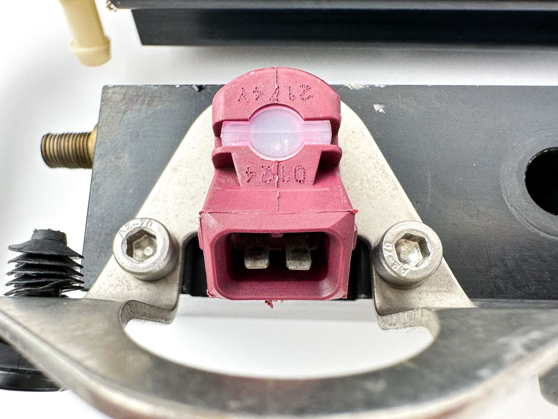 2014 Mercury 250 HP 2 Stroke Outboard Fuel Injector Set W/ Rail 884433T15 OEM