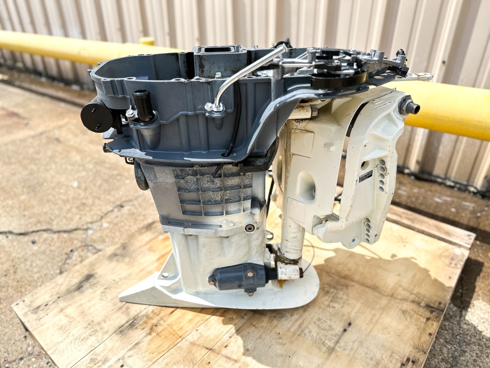 2018 Suzuki 200 HP 4 Stroke Outboard Complete Midsection & Swivel Bracket 43111-96J10-Y5S OEM