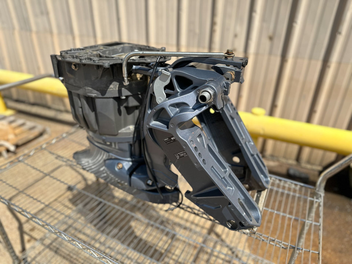 2016 Yamaha 115 HP 4 Stroke L" 20" Complete Midsection & Swivel Bracket 6EK-45111-00-8D