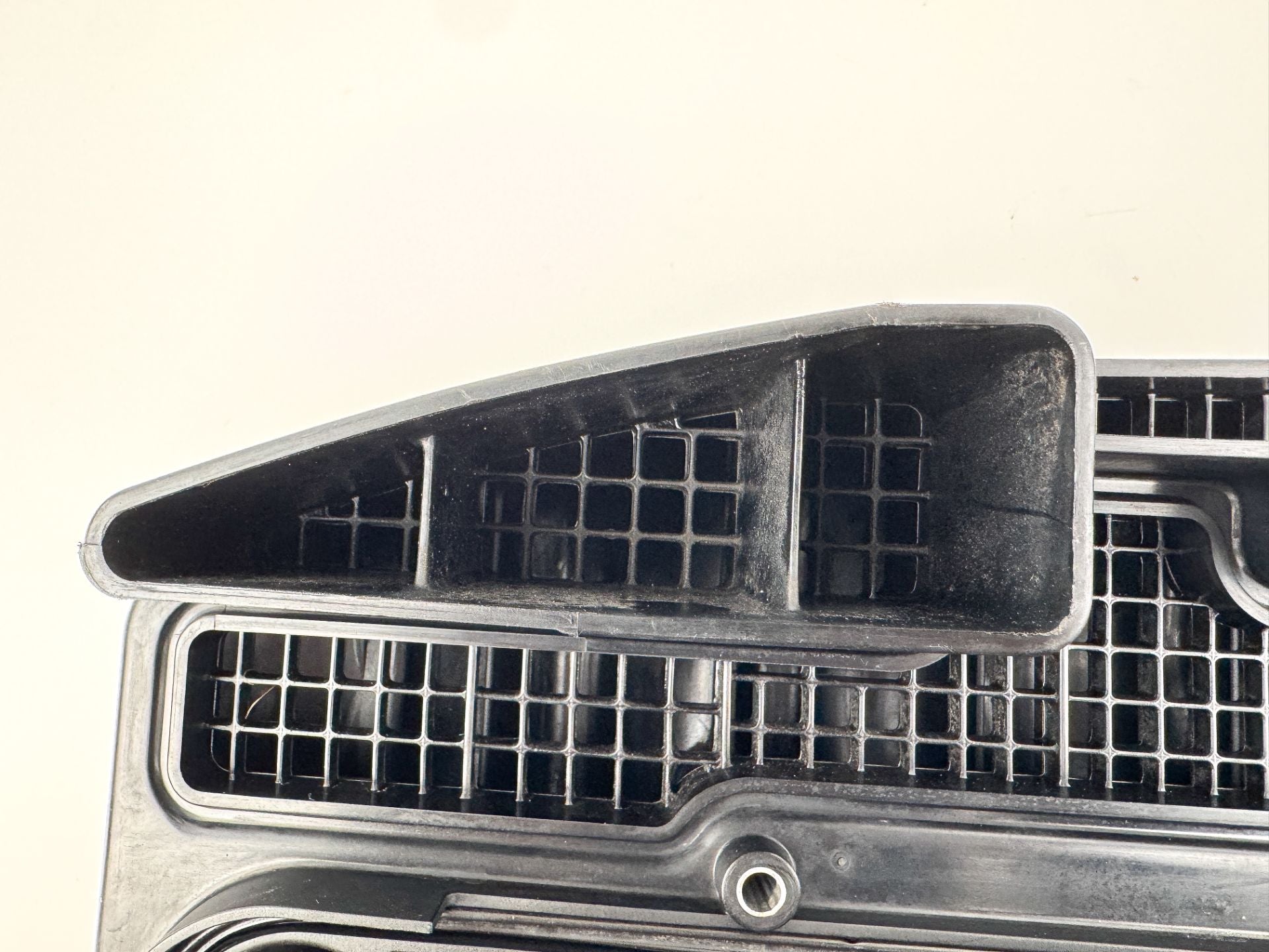 2005 Yamaha 300 HP HPDI 2 Stroke Outboard Intake Air Silencer Assembly 60V-14440-00-00 OEM