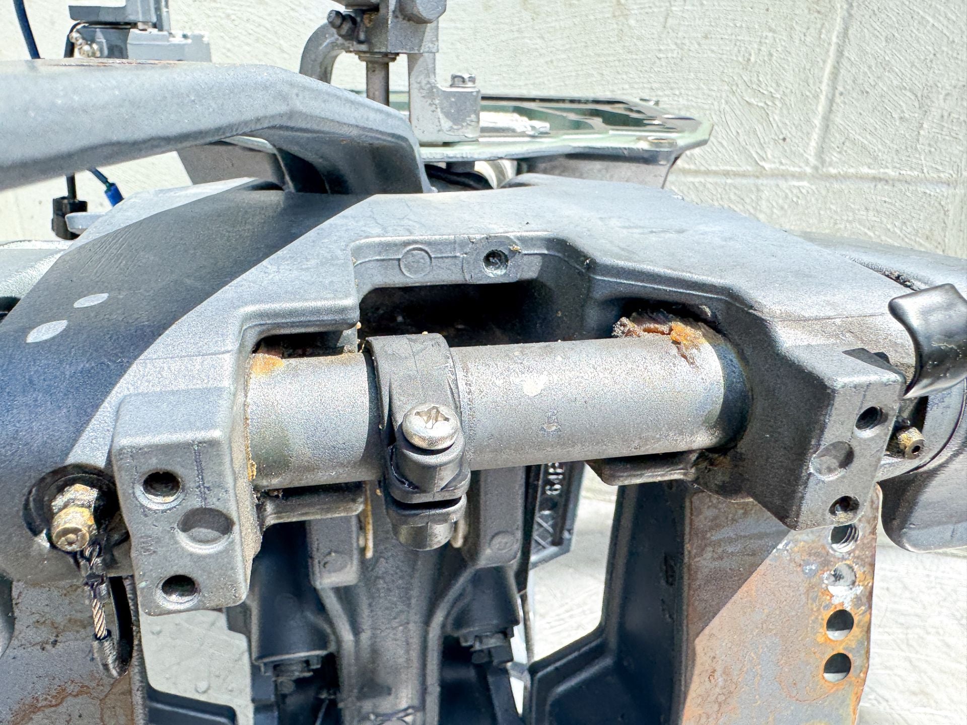 Yamaha 150 HP 4 Stroke Outboard Midsection W/ Exhaust Guide Good Condition