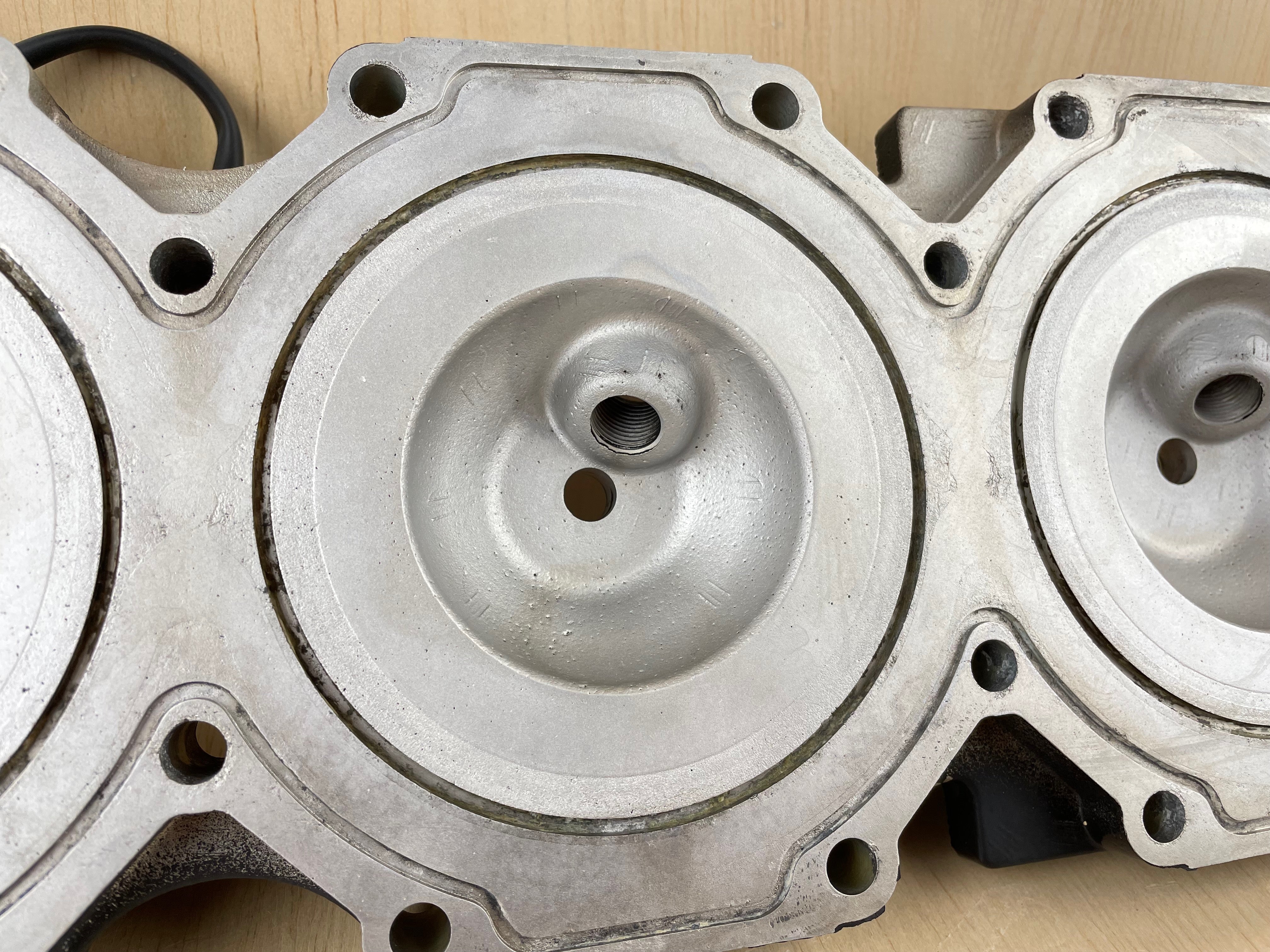 2002 Mercury 200HP Optimax Outboard Engine Starboard Side Cylinder Head 858485T3