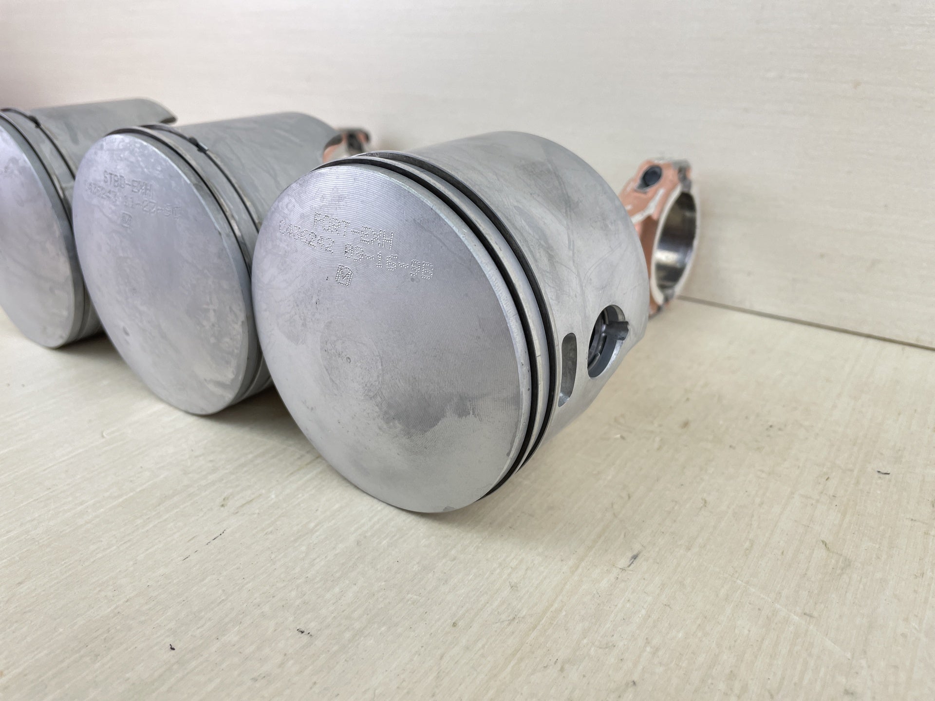 2000 Johnson Evinrude 90HP 2 Stroke Outboard Piston & Connecting Rod Set