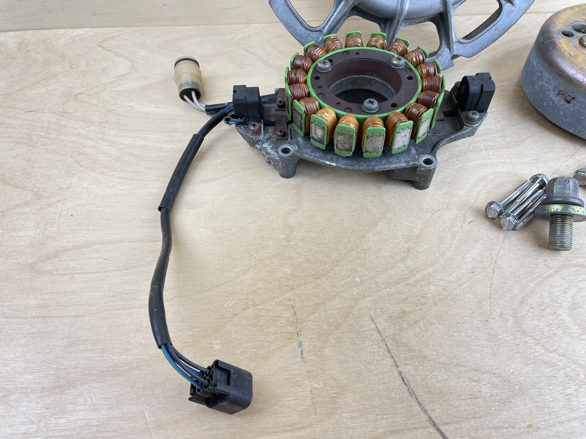 1997 Honda 90HP 4 Stroke Outboard Alternator Stator Coil Flywheel Assembly