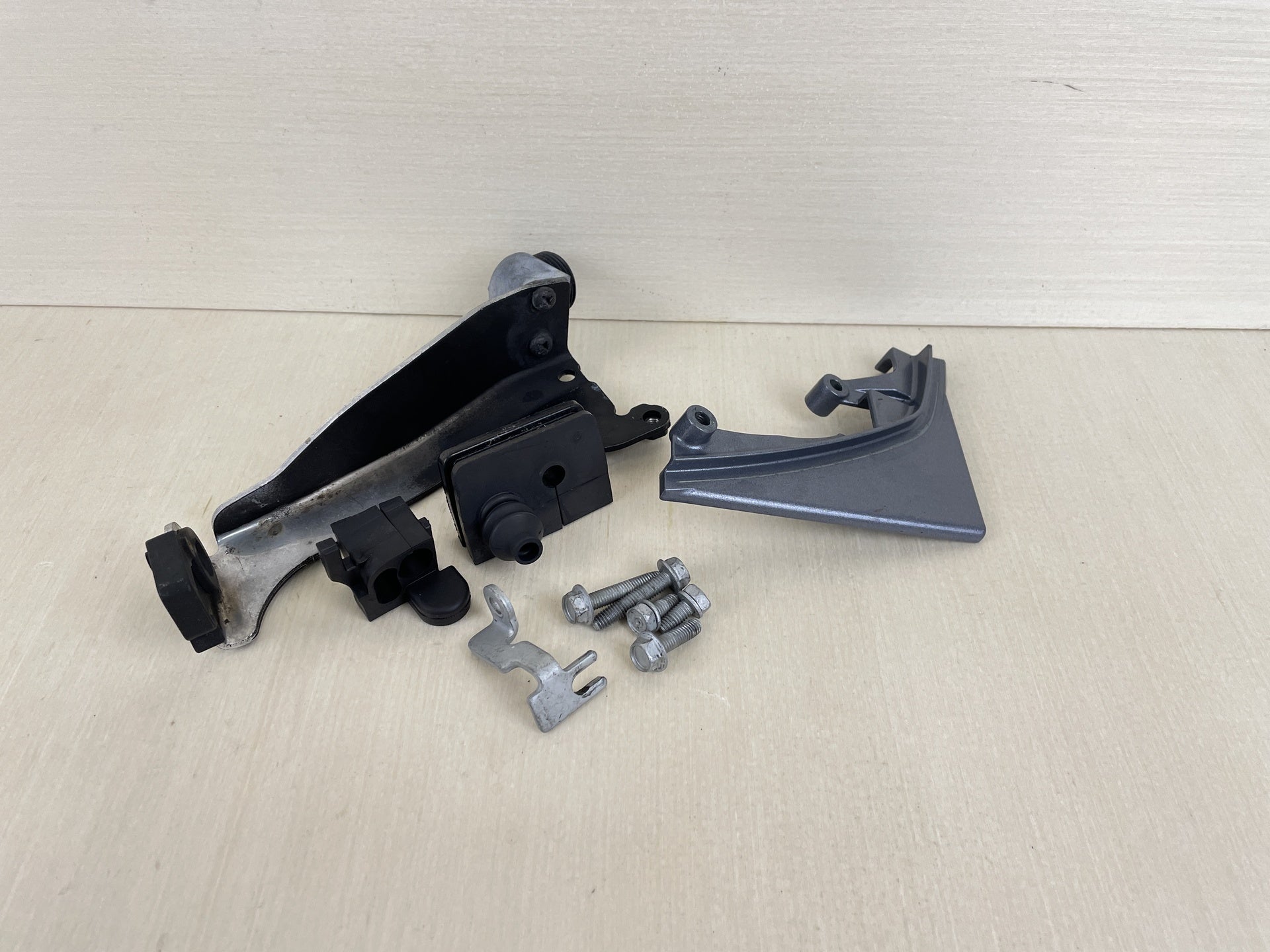 2007 Yamaha 20HP 4 Stroke Outboard Cable Cover Plate Fitting 6AH-42738-00-4D