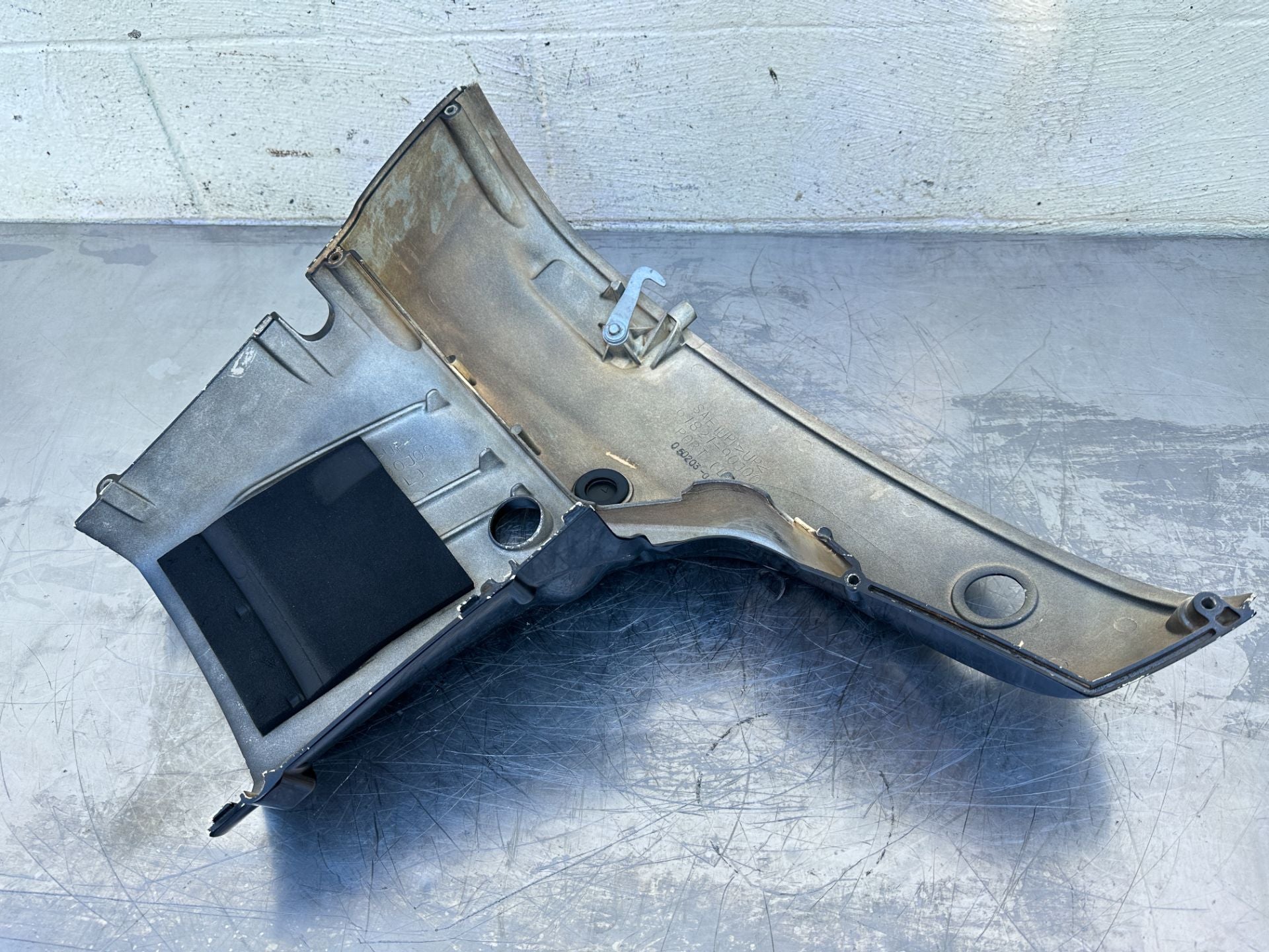 2005 Suzuki 140 HP 4 Stroke Outboard Lower Apron Cowling Port 61820-90J11-0EP OEM