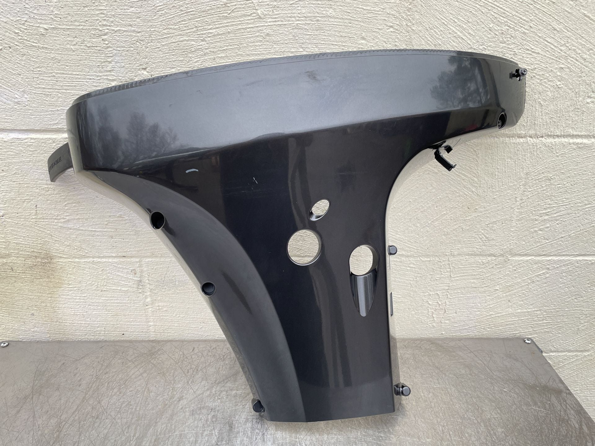 2016 Suzuki 40 HP 4 Stroke Outboard Lower Apron Cowling Starboard Right 61811-88L20-0EP OEM