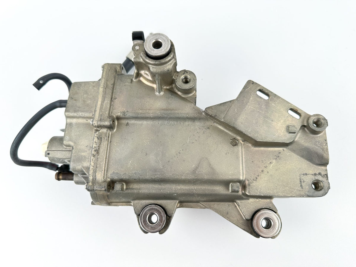 2004 Yamaha 225 HP 4 Stroke Outboard VST Float Chamber Assembly 69J-24410-00-00 OEM