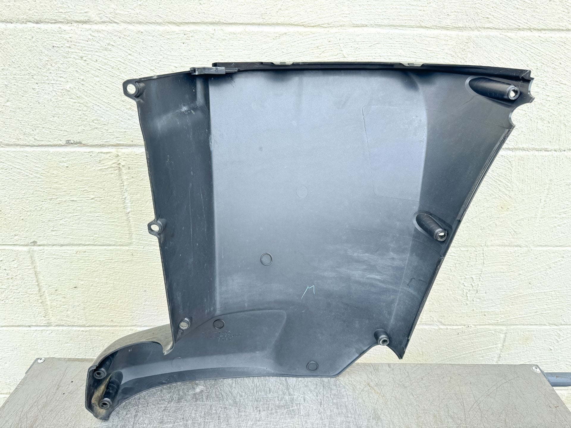 2007 Suzuki 200 HP 4 Stroke Outboard Lower Apron Cowling Starboard 61811-93J40-0EP OEM