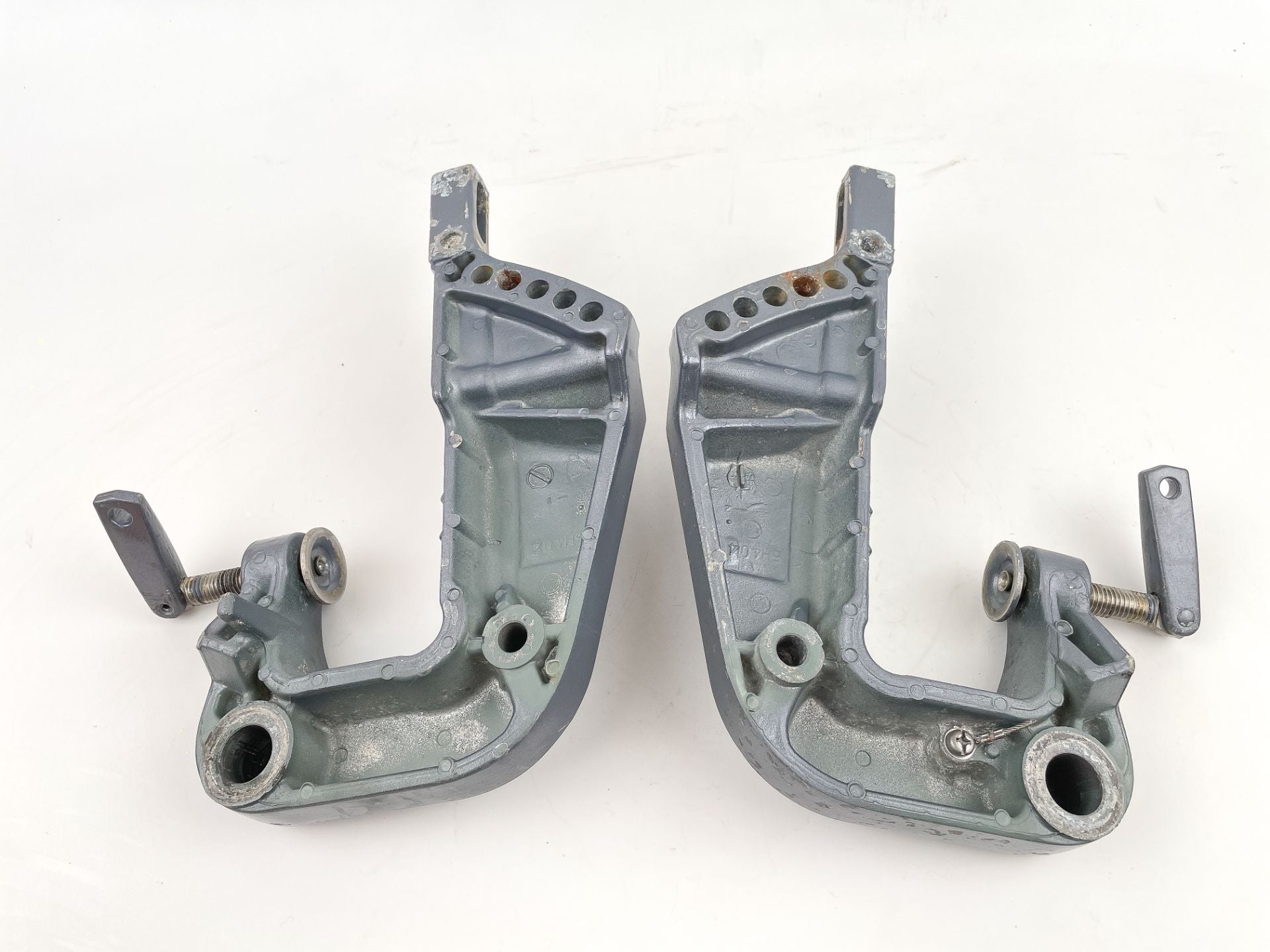 1995 Yamaha 40 HP 2 Stroke Outboard Clamp Bracket Pair 6H4-43111-05-4D OEM