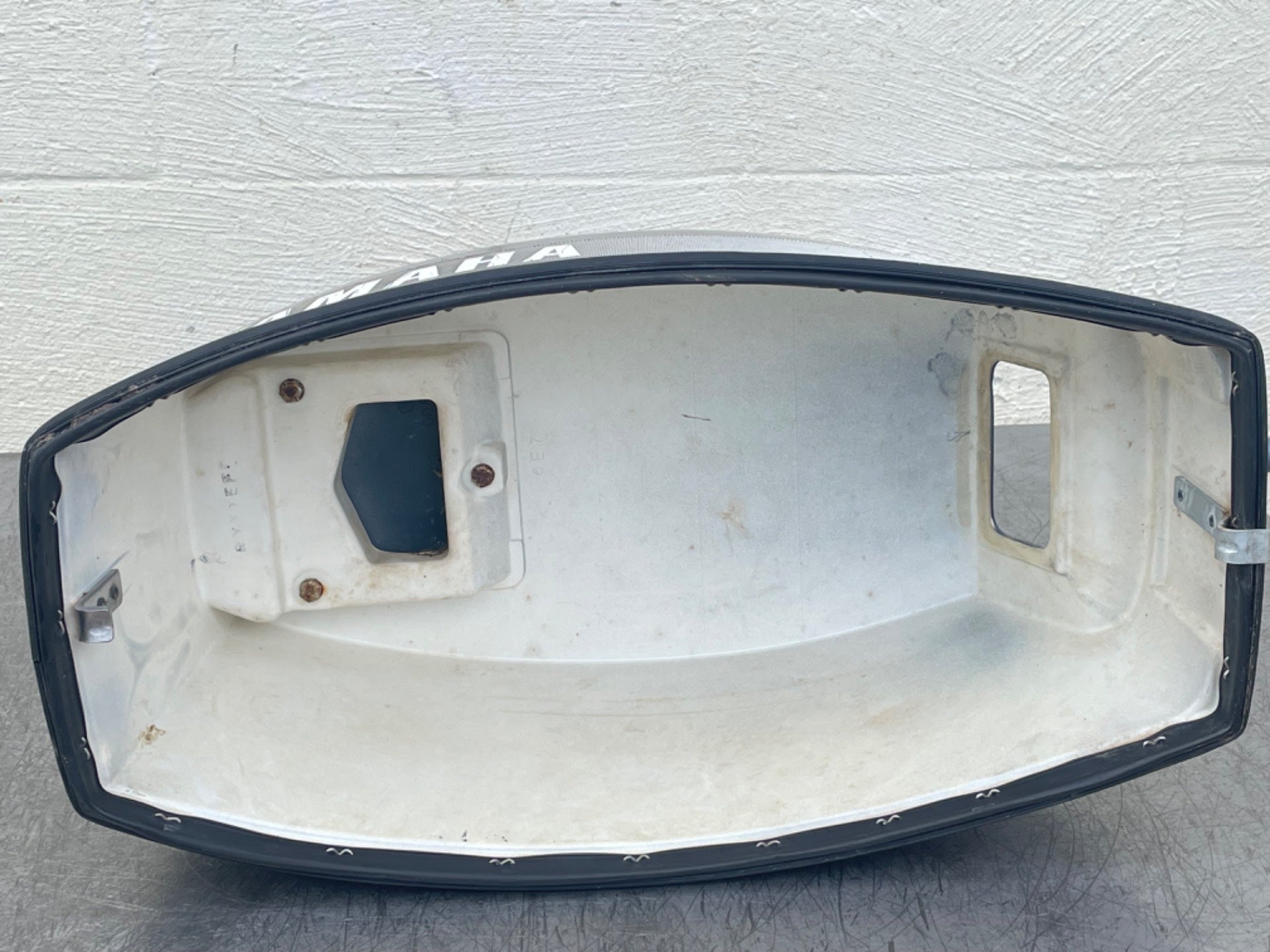 1984-95 Yamaha 15HP 15 HP Outboard 2 Stroke Top Cover Cowling Hood 6E8-42610-13-EK