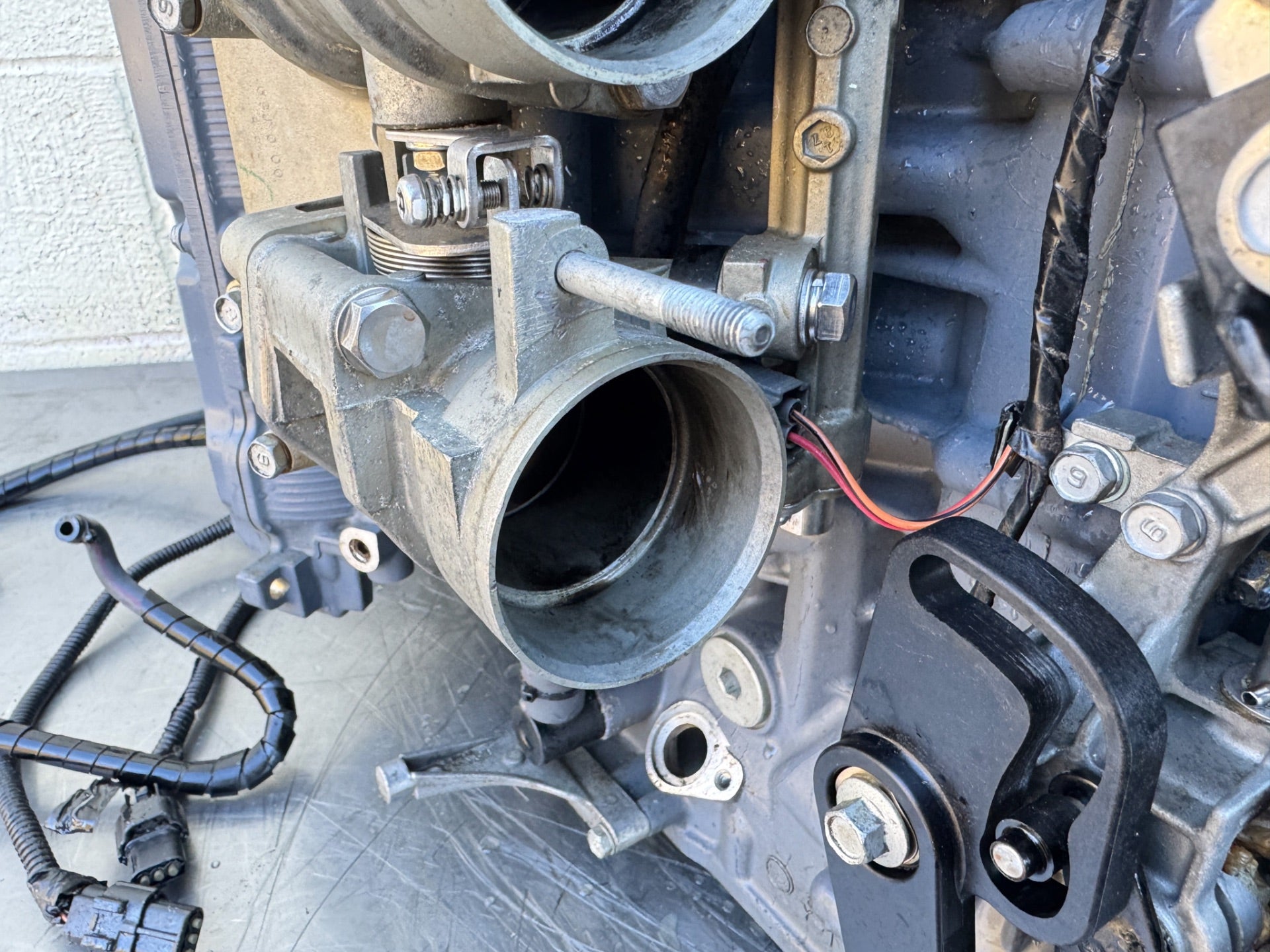 2004 Yamaha F225 225HP 3.3L 4 Stroke Outboard Powerhead - 231 Hours