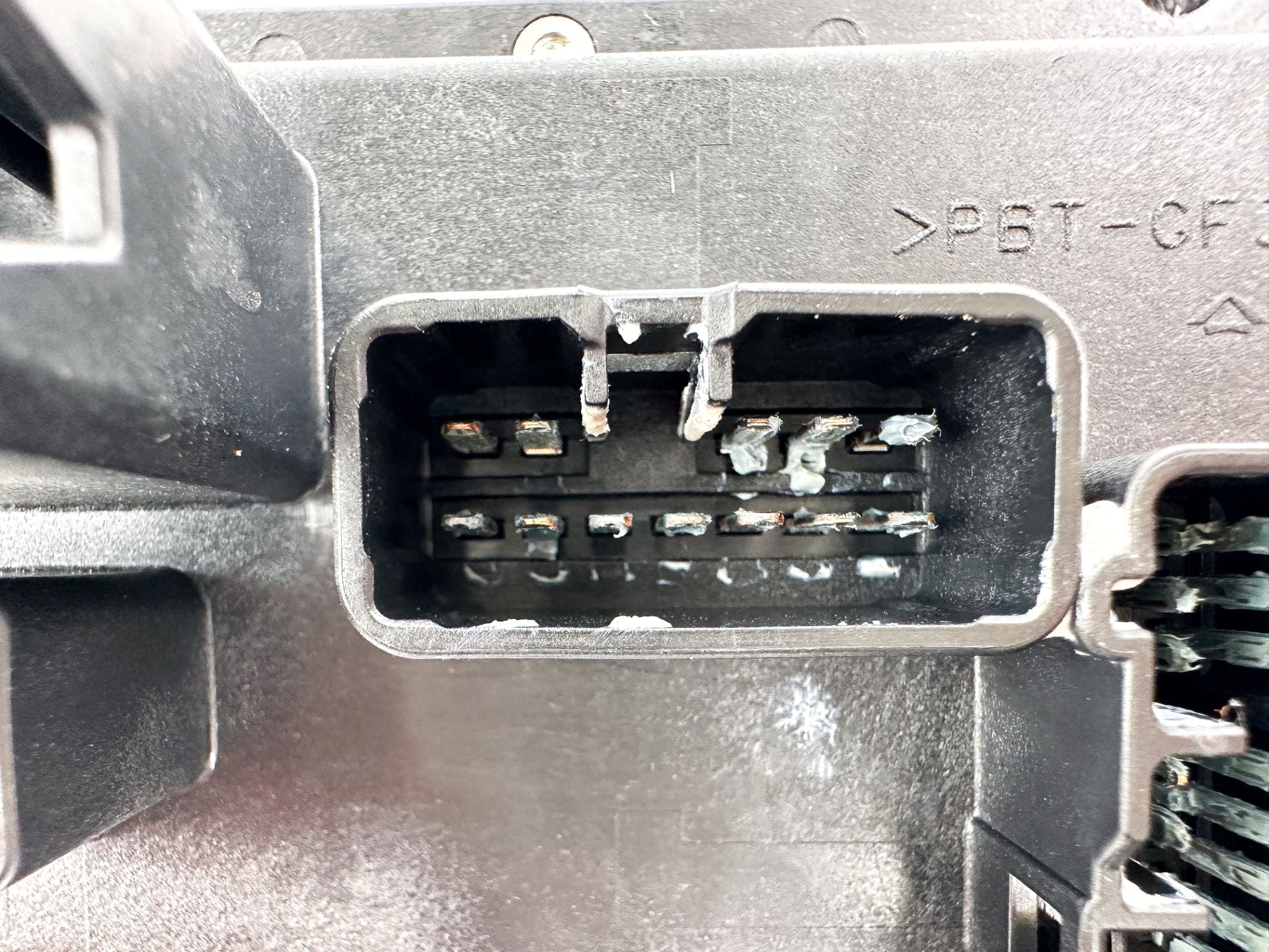 2005 Yamaha 250 HP 4 Stroke Outboard Fuse Box 6P2-82170-00-00 Tested
