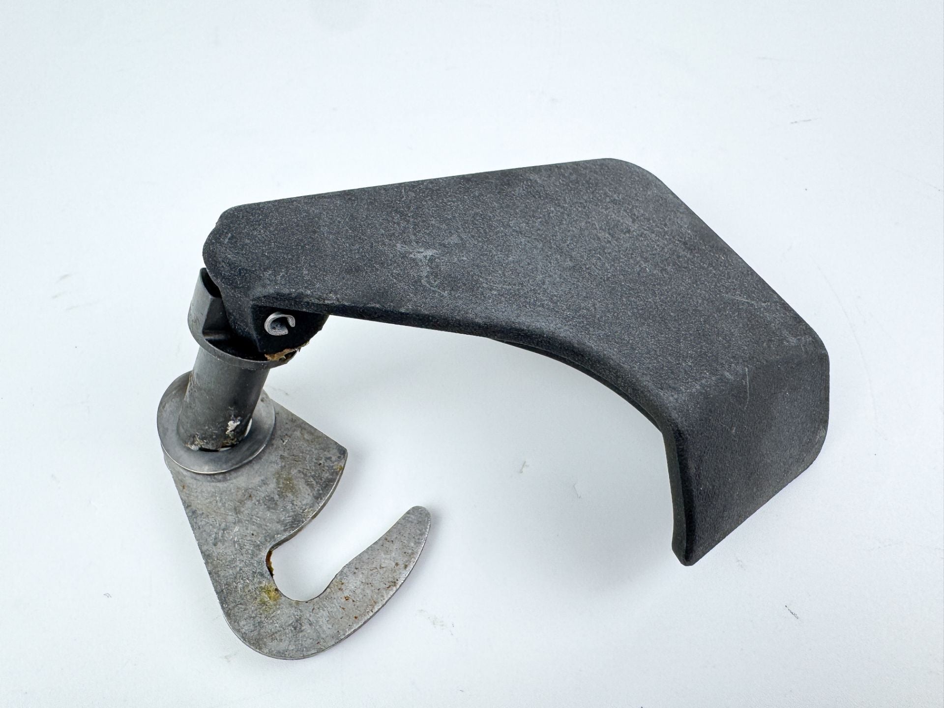 2010 Evinrude 250 HP 2 Stroke Outboard Starboard Latch Handle 5005708 OEM