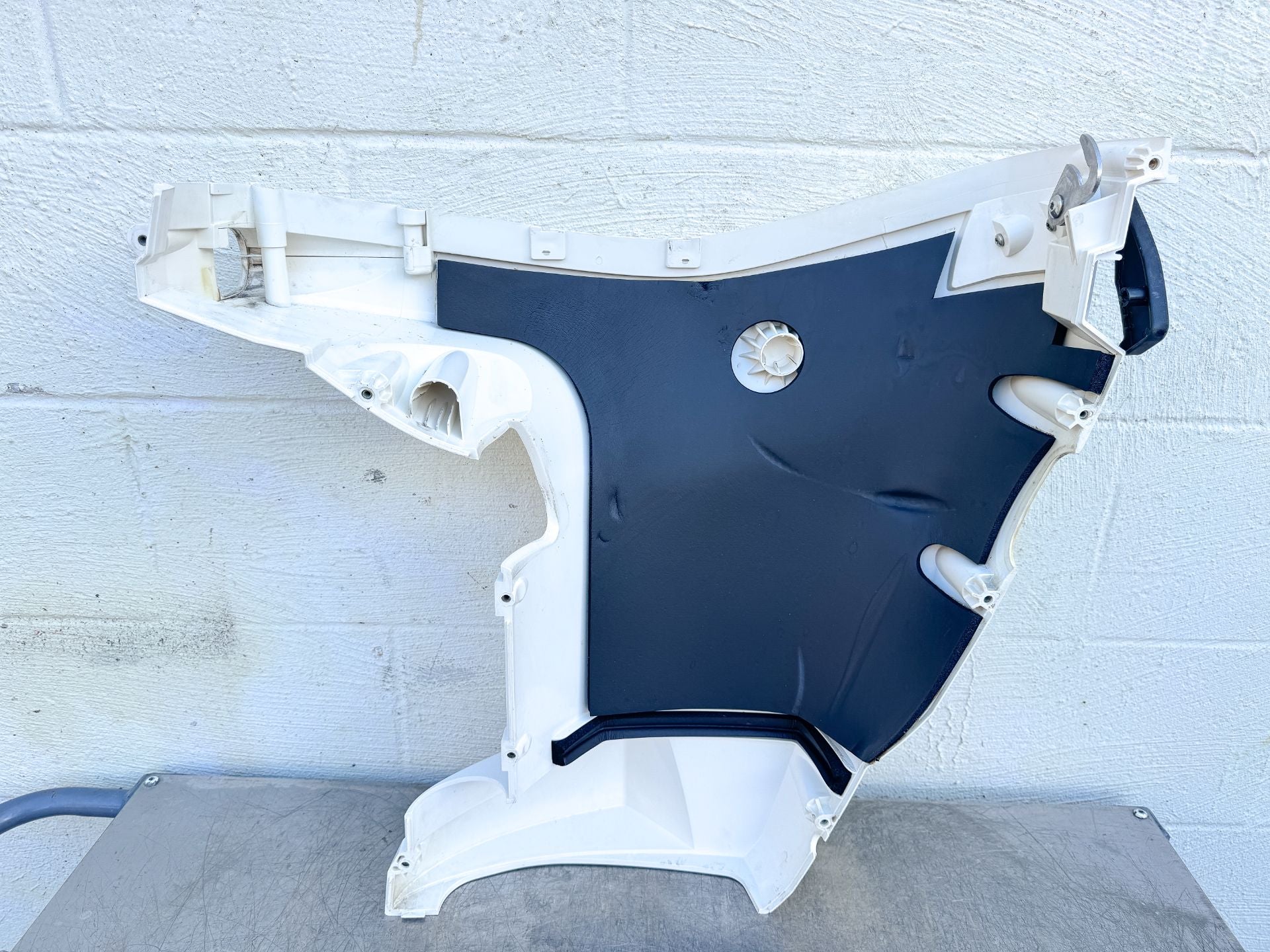 2015 Evinrude 30 HP 2 Stroke Outboard Lower Apron Cowling Starboard White 5008171 OEM