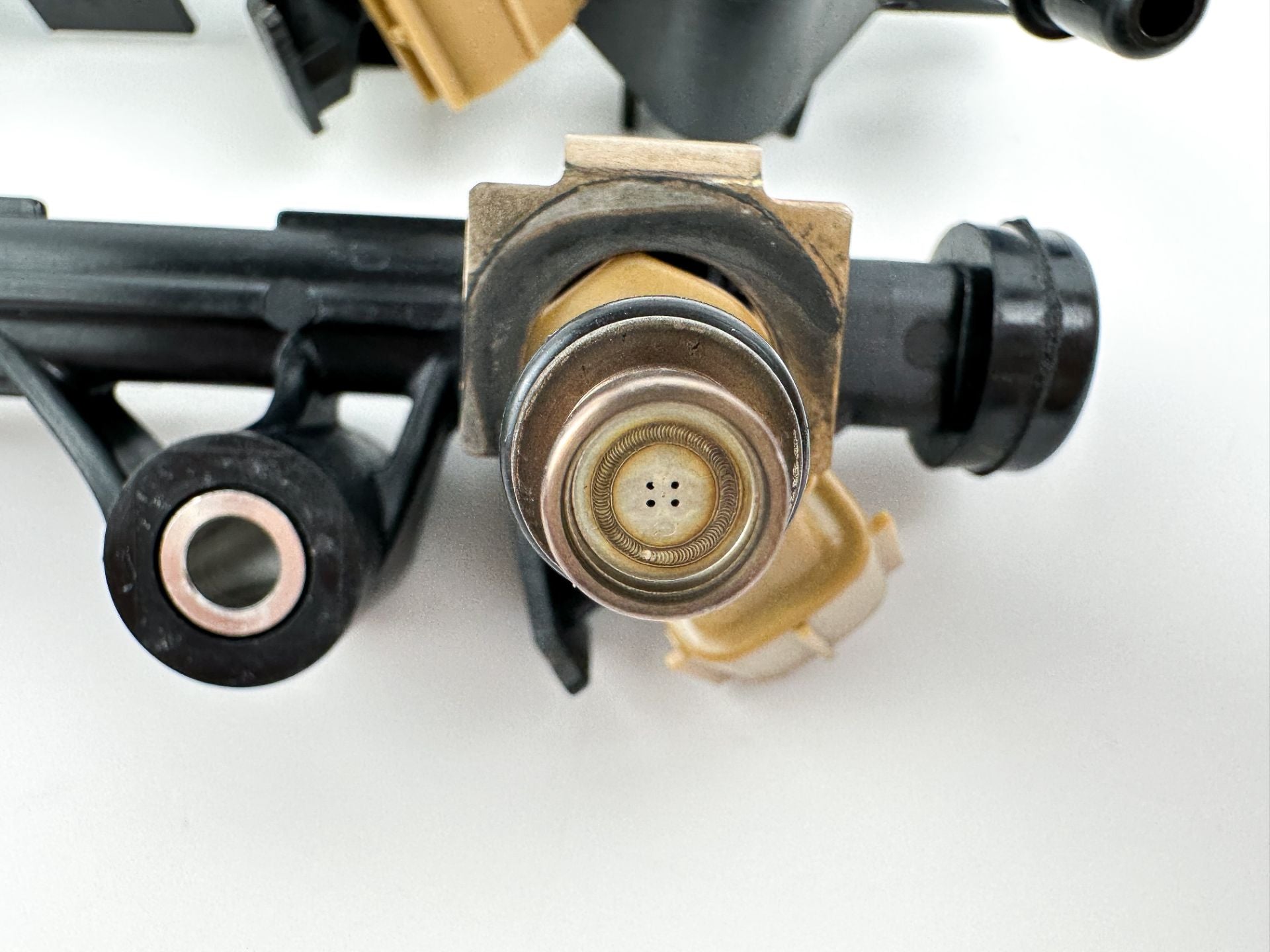 2005 Yamaha 250 HP 4 Stroke Fuel Injector Set W/ Rail 6P2-13761-00-00 Cleaned