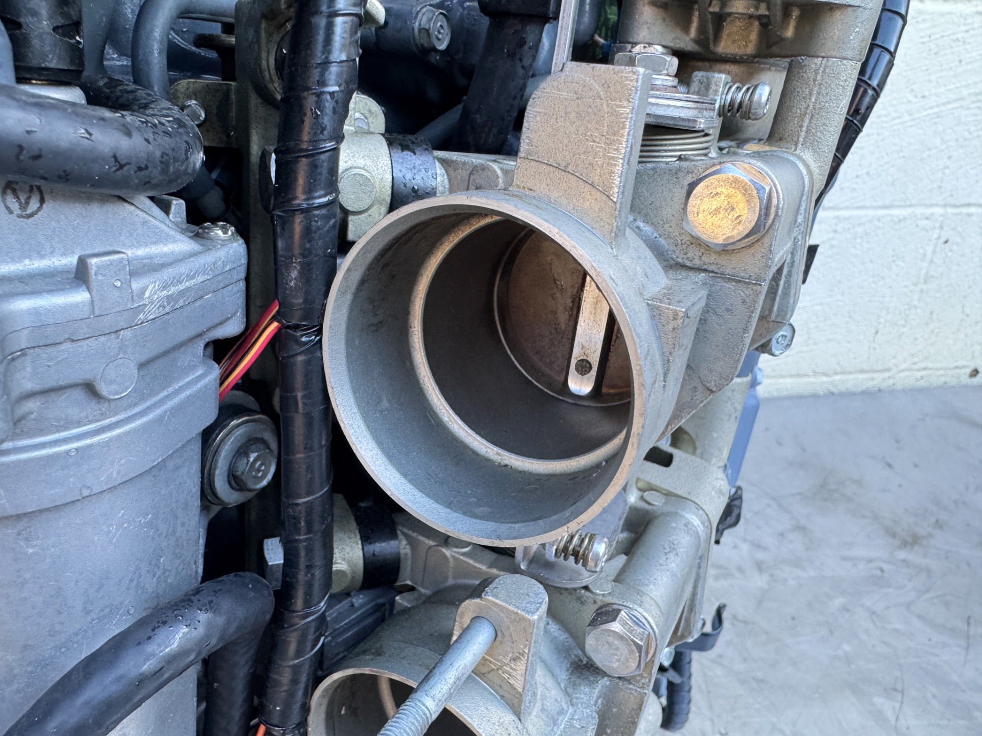 2004 Yamaha F225 225HP 3.3L 4 Stroke Outboard Powerhead - 231 Hours