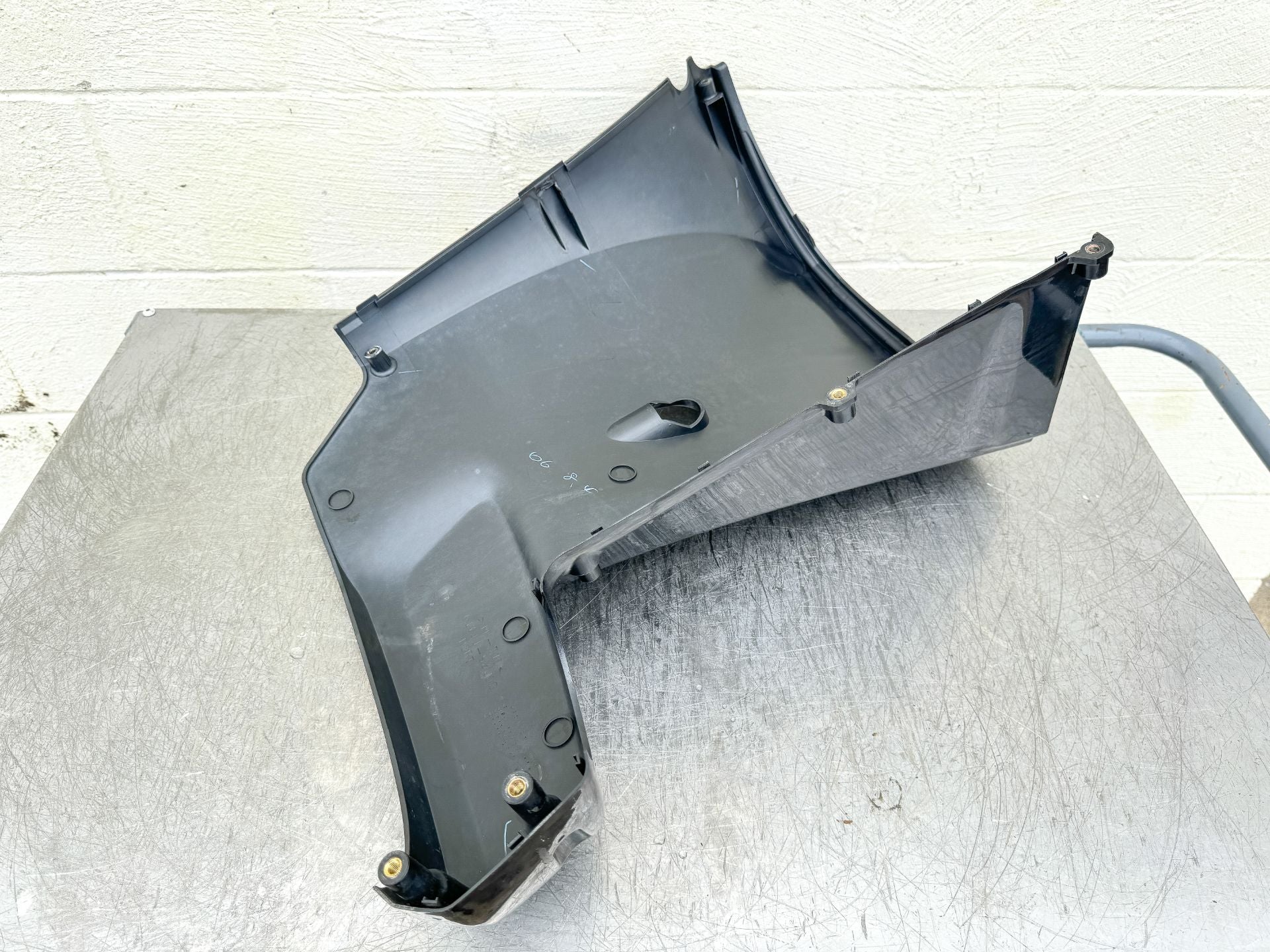 2007 Suzuki 200 HP 4 Stroke Outboard Lower Apron Cowling Port 61821-93J10-0EP OEM