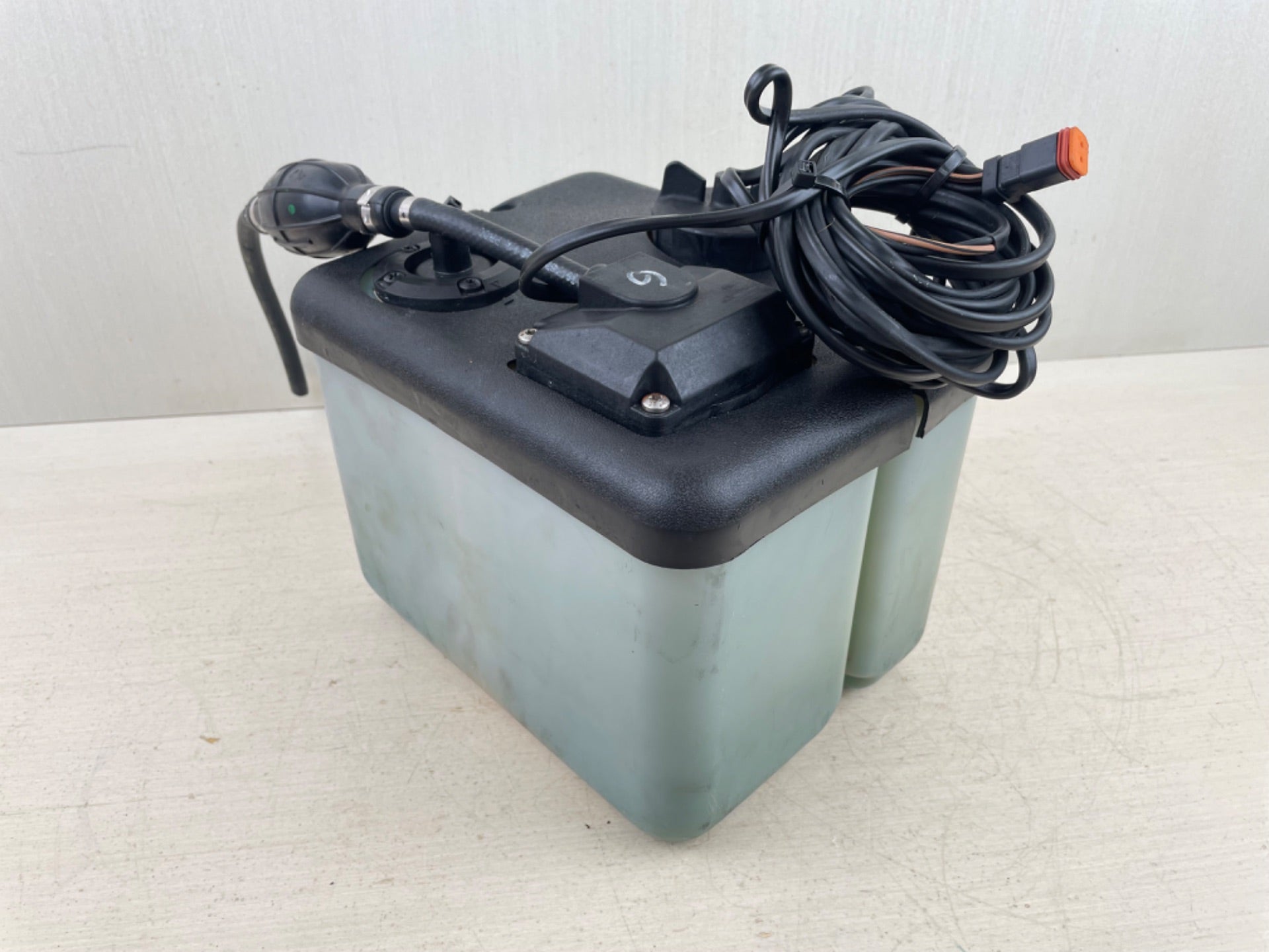 Johnson Evinrude 2 Stroke Outboard Oil Supply Tank W/ Return 1.8 Gallons