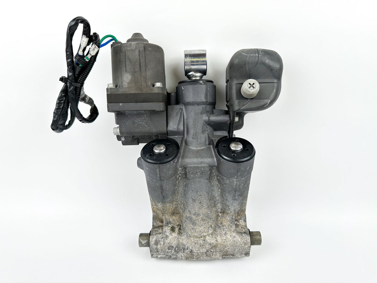 2003 Honda 225 HP 4 Stroke Outboard Power Trim Tilt Unit 04603-ZY3-000 - Leaks