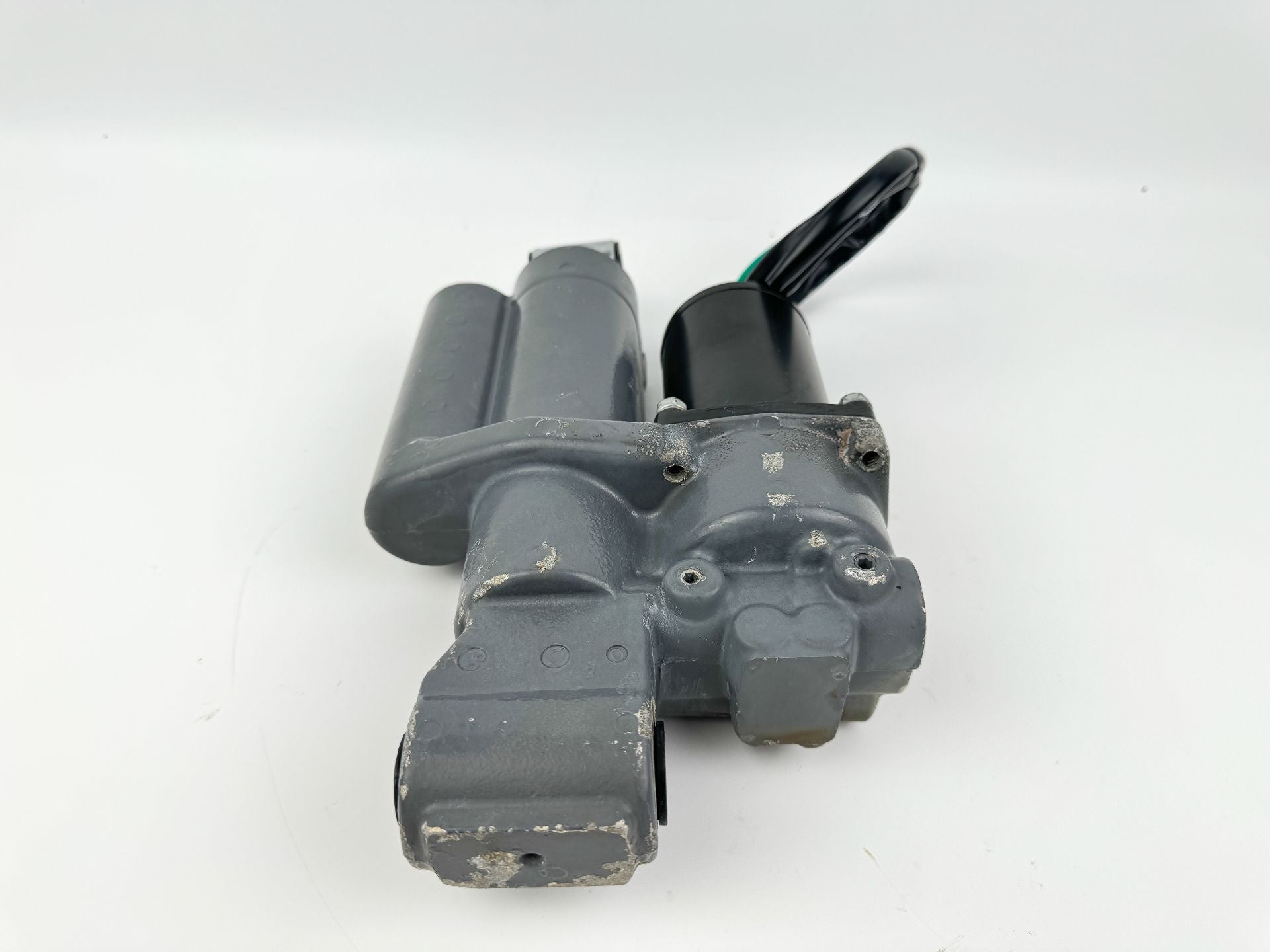 Honda 50 HP 4 Stroke Outboard Power Trim Tilt Unit 56000-ZV5-823ZA OEM