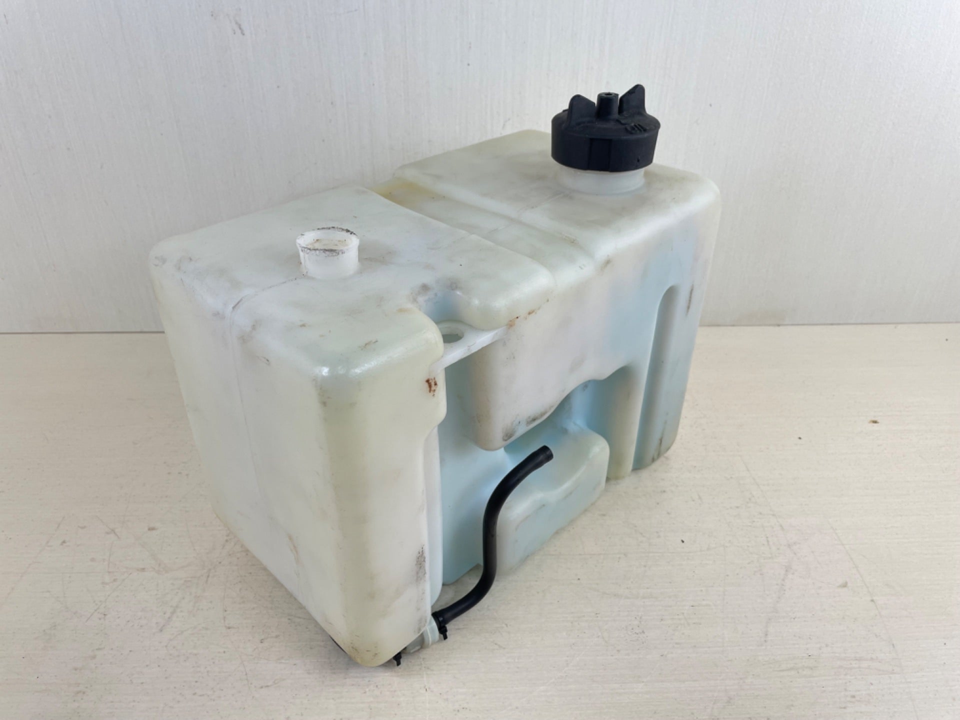 Yamaha Outboard Remote 2 Stroke Oil Tank Assembly Tank 2.8 Gallons 10L