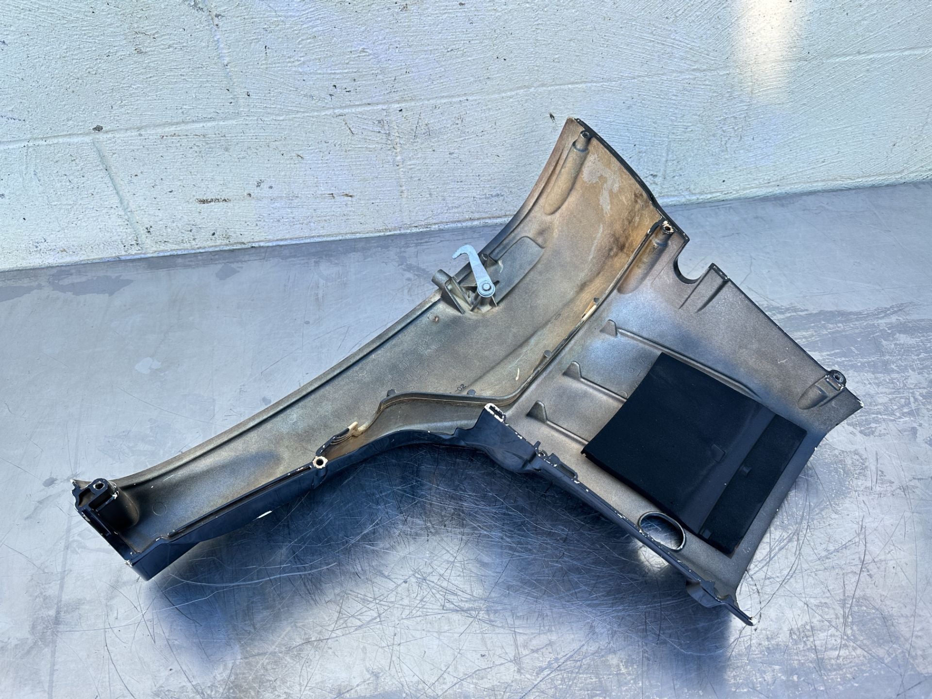 2005 Suzuki 140 HP 4 Stroke Outboard Lower Apron Cowling Starboard 61810-90J10-0EP OEM