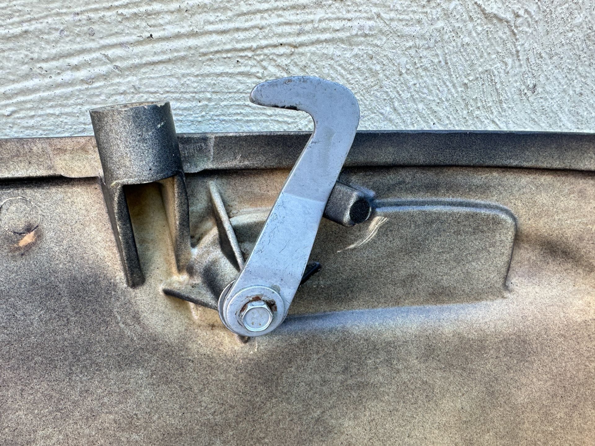 2005 Suzuki 140 HP 4 Stroke Outboard Lower Apron Cowling Starboard 61810-90J10-0EP OEM