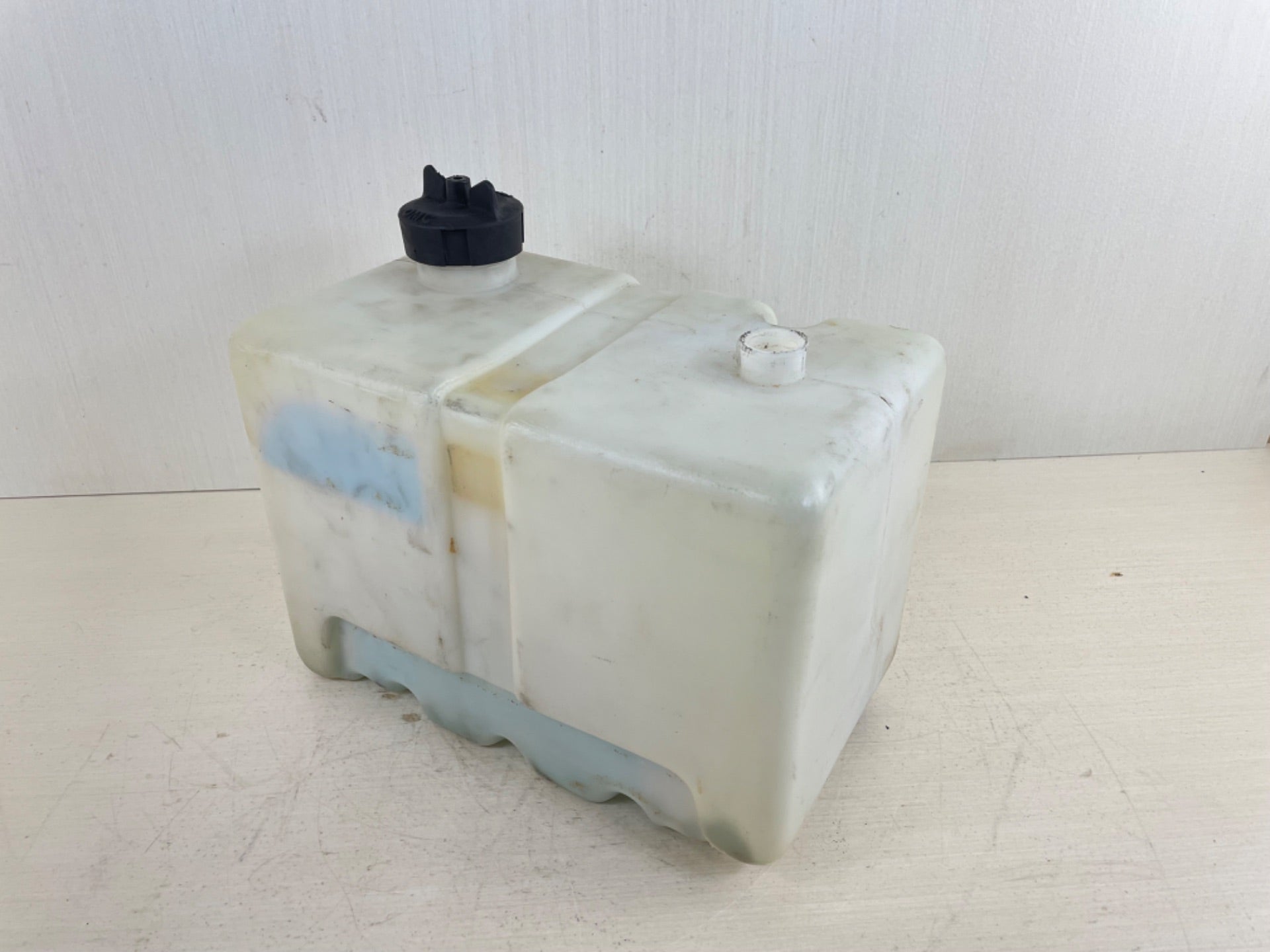 Yamaha Outboard Remote 2 Stroke Oil Tank Assembly Tank 2.8 Gallons 10L