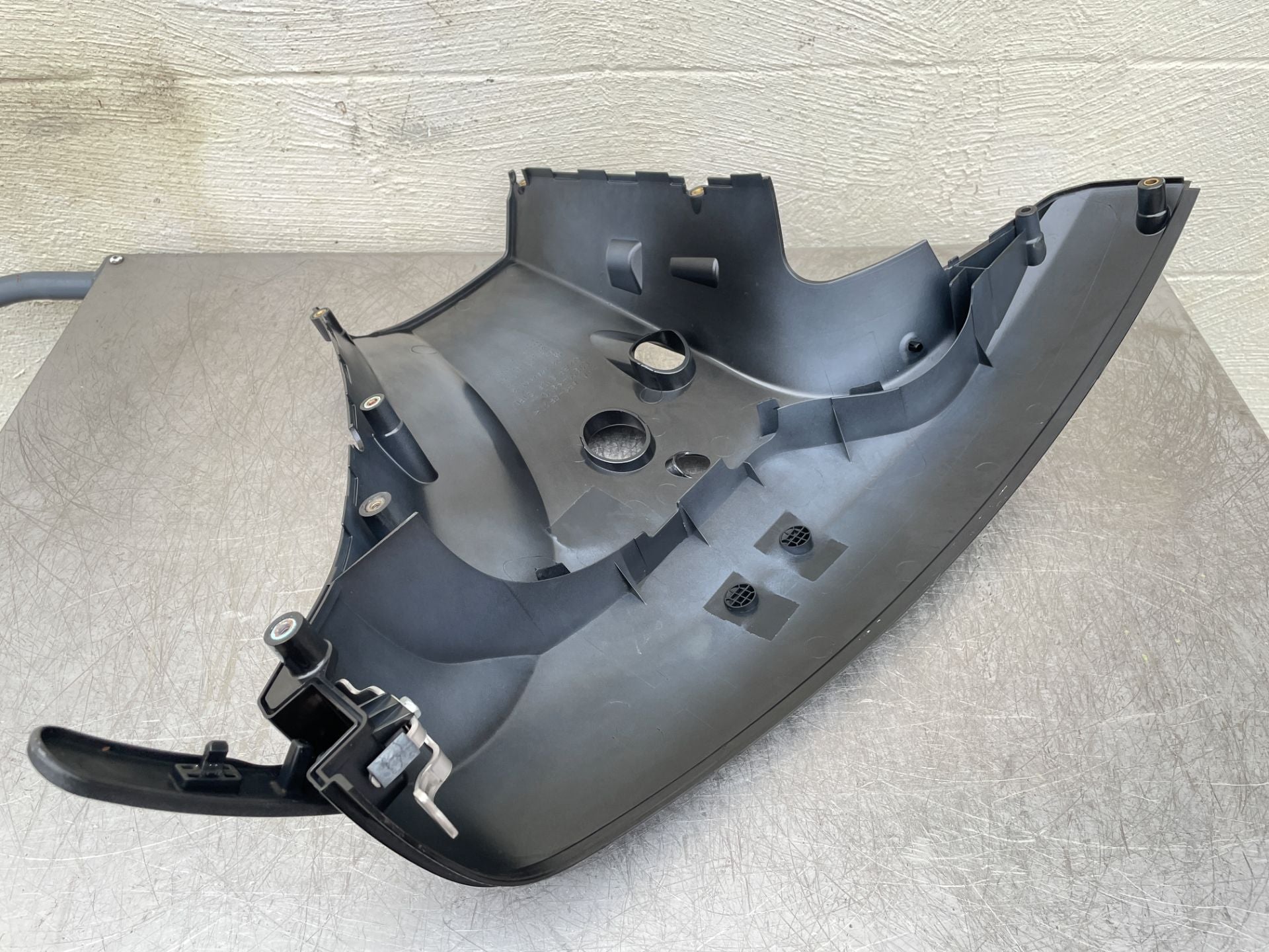 2016 Suzuki 40 HP 4 Stroke Outboard Lower Apron Cowling Starboard Right 61811-88L20-0EP OEM