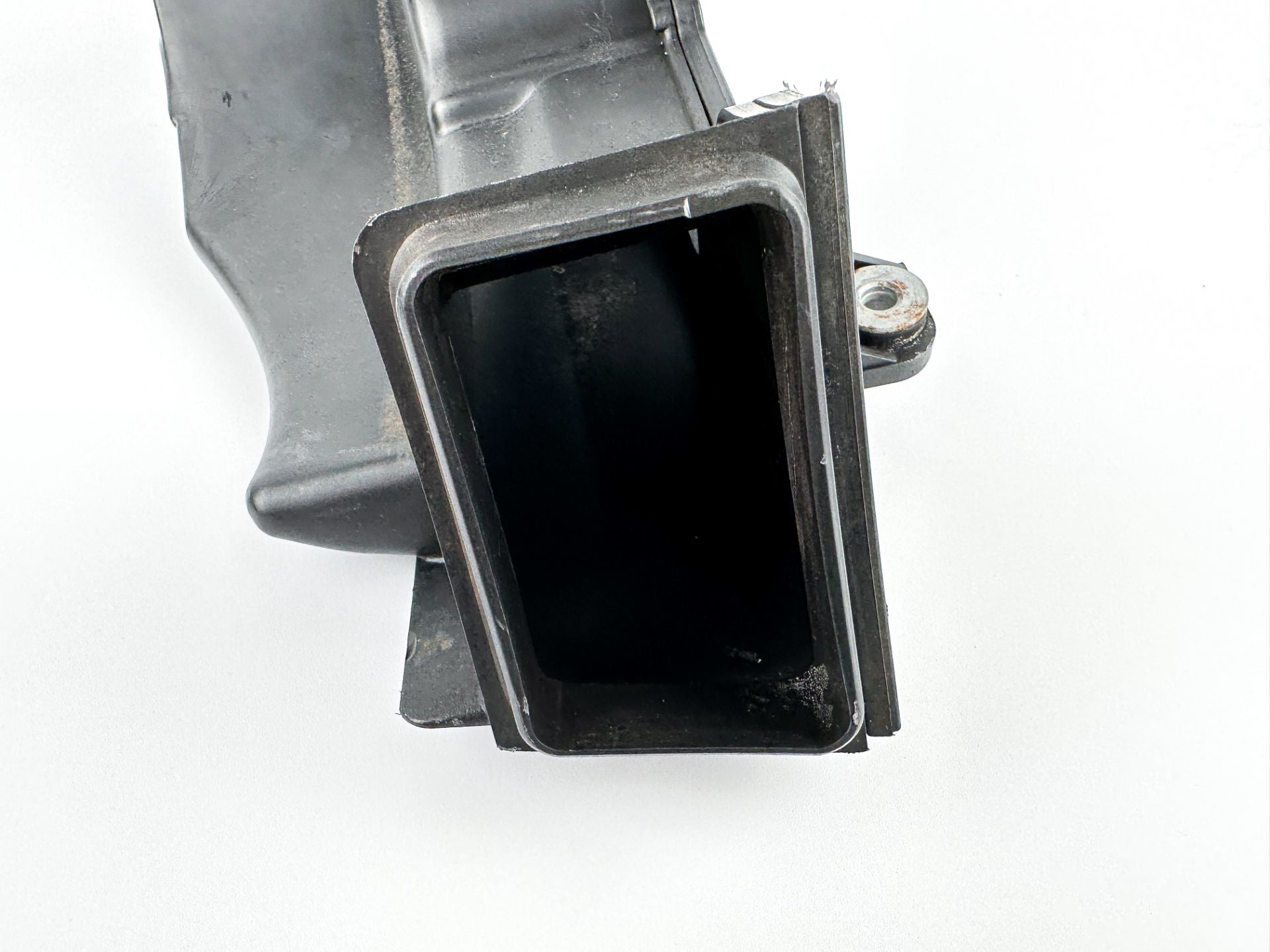 2011 Suzuki 140 HP 4 Stroke Outboard Intake Air Silencer Assembly 13810-90J01 OEM