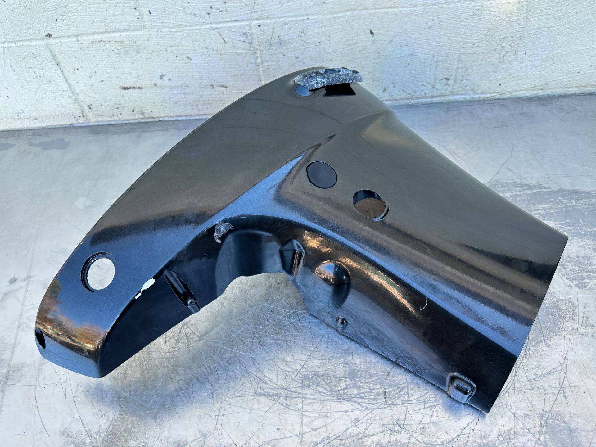 2005 Suzuki 140 HP 4 Stroke Outboard Lower Apron Cowling Port 61820-90J11-0EP OEM