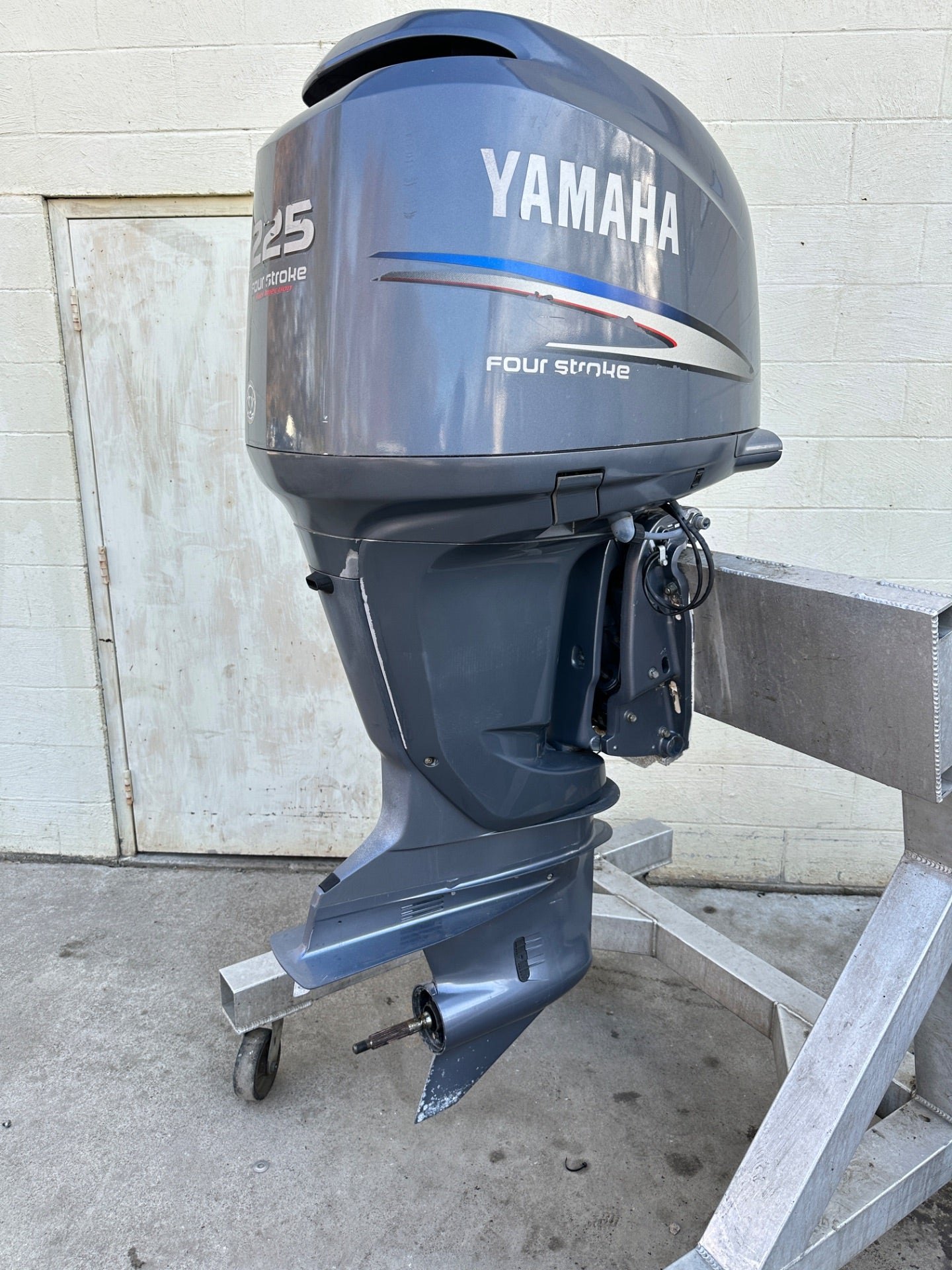 2005 Yamaha F225 225HP 4 Stroke Outboard Engine W/ 25" Shaft Standard Rotation