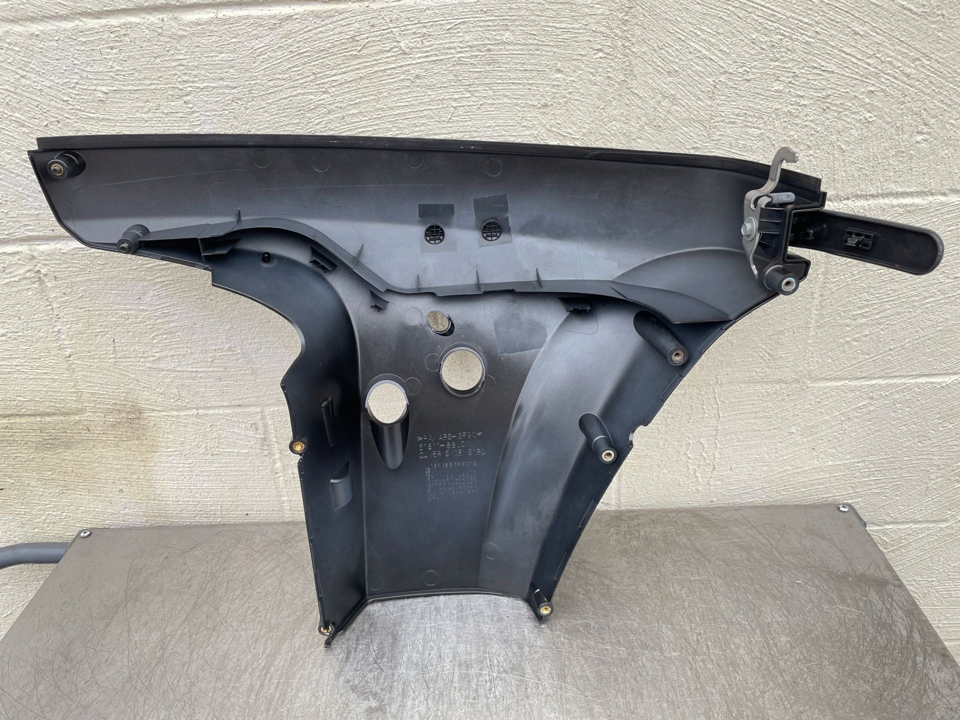 2016 Suzuki 40 HP 4 Stroke Outboard Lower Apron Cowling Starboard Right 61811-88L20-0EP OEM