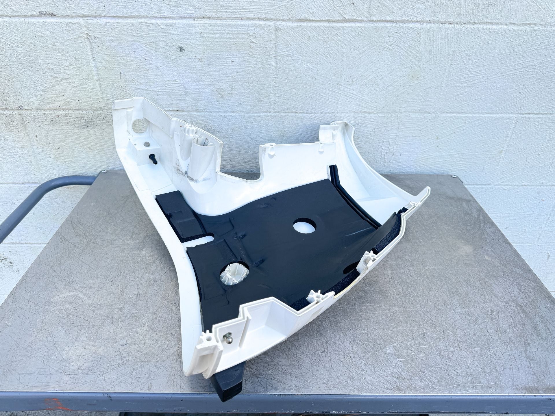 2015 Evinrude 30 HP 2 Stroke Outboard Lower Apron Cowling Port White 5008170 OEM