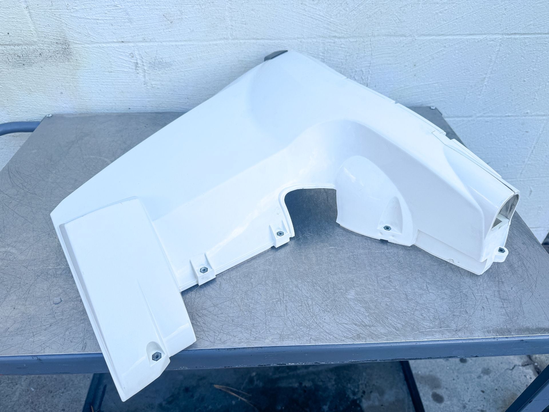 2015 Evinrude 30 HP 2 Stroke Outboard Lower Apron Cowling Starboard White 5008171 OEM