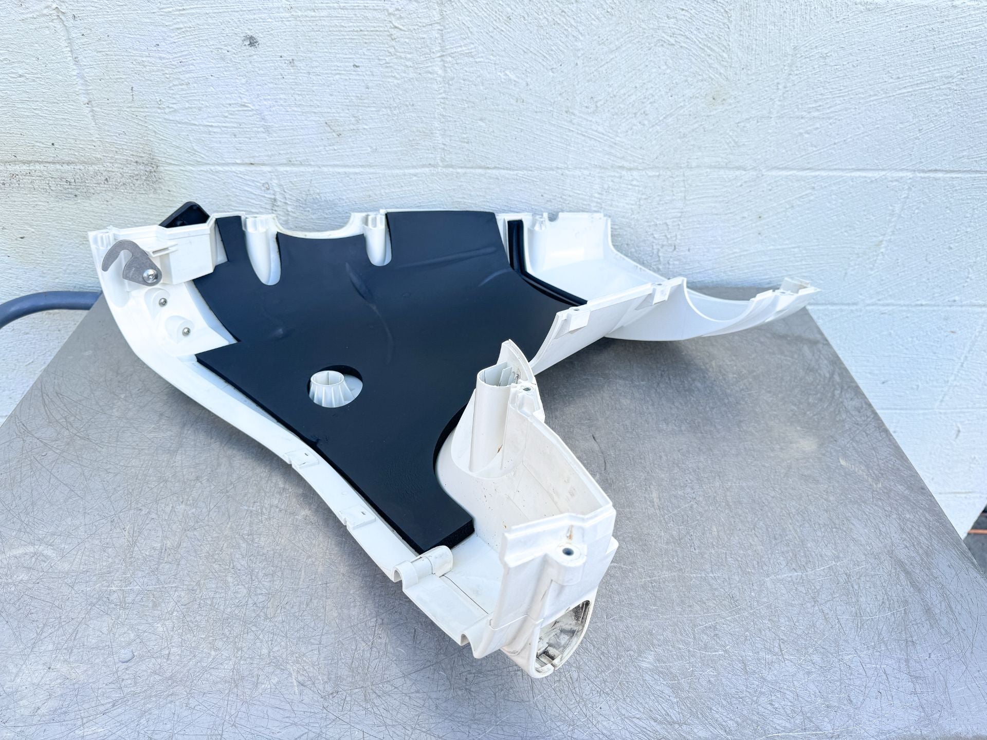 2015 Evinrude 30 HP 2 Stroke Outboard Lower Apron Cowling Starboard White 5008171 OEM