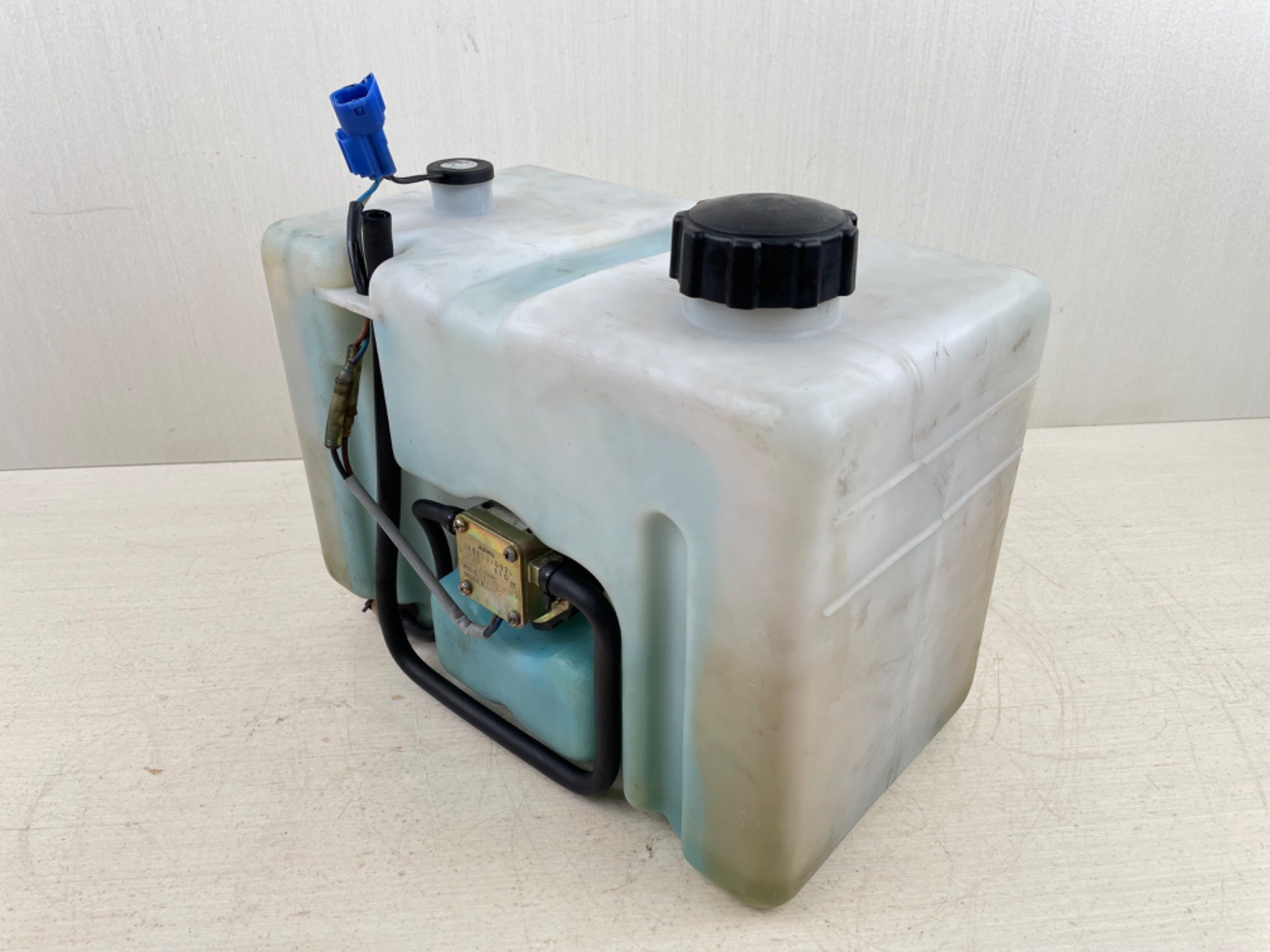 Yamaha Outboard Remote 2 Stroke Oil Tank Assembly With Pump 2.8 Gallons