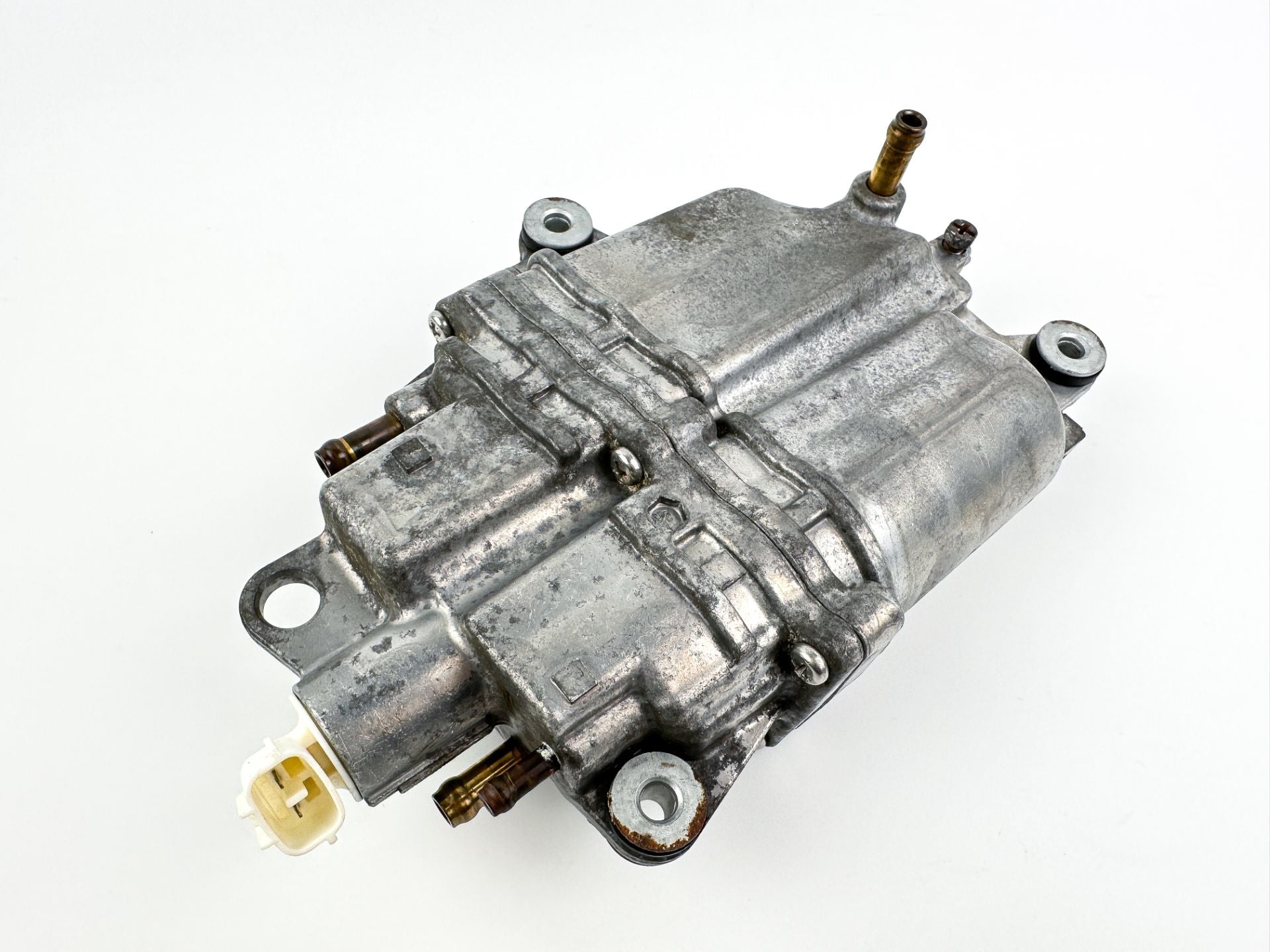 2005 Suzuki 140 HP 4 Stroke Outboard Vapor Separator Tank VST 15600-90J01 OEM