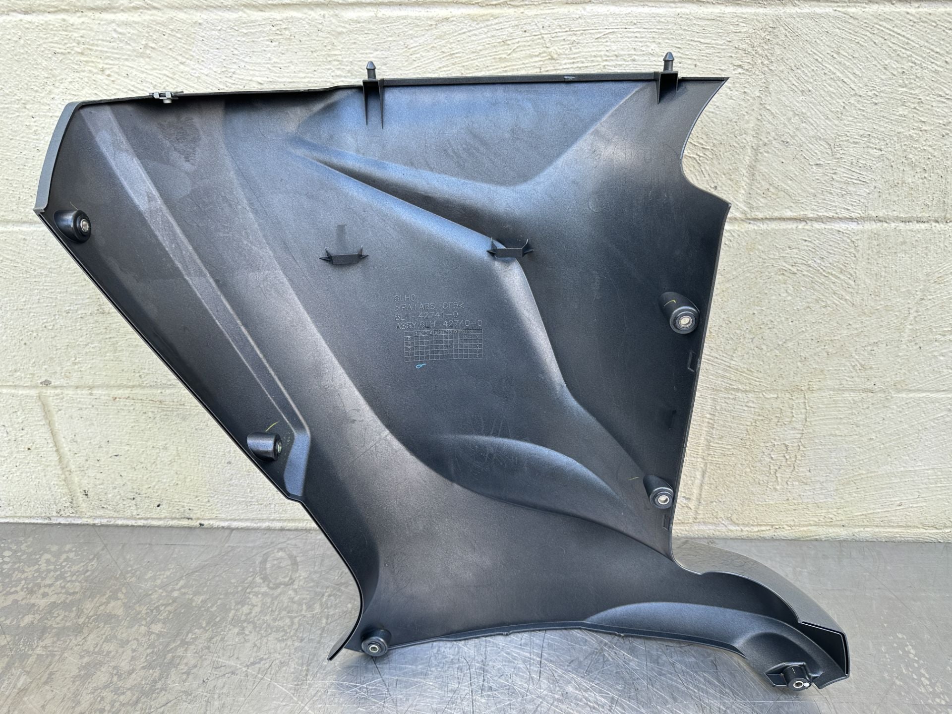 2022 Yamaha 200 HP 4 Stroke Outboard Lower Apron Cowling Starboard 6LH-42770-00-8D OEM
