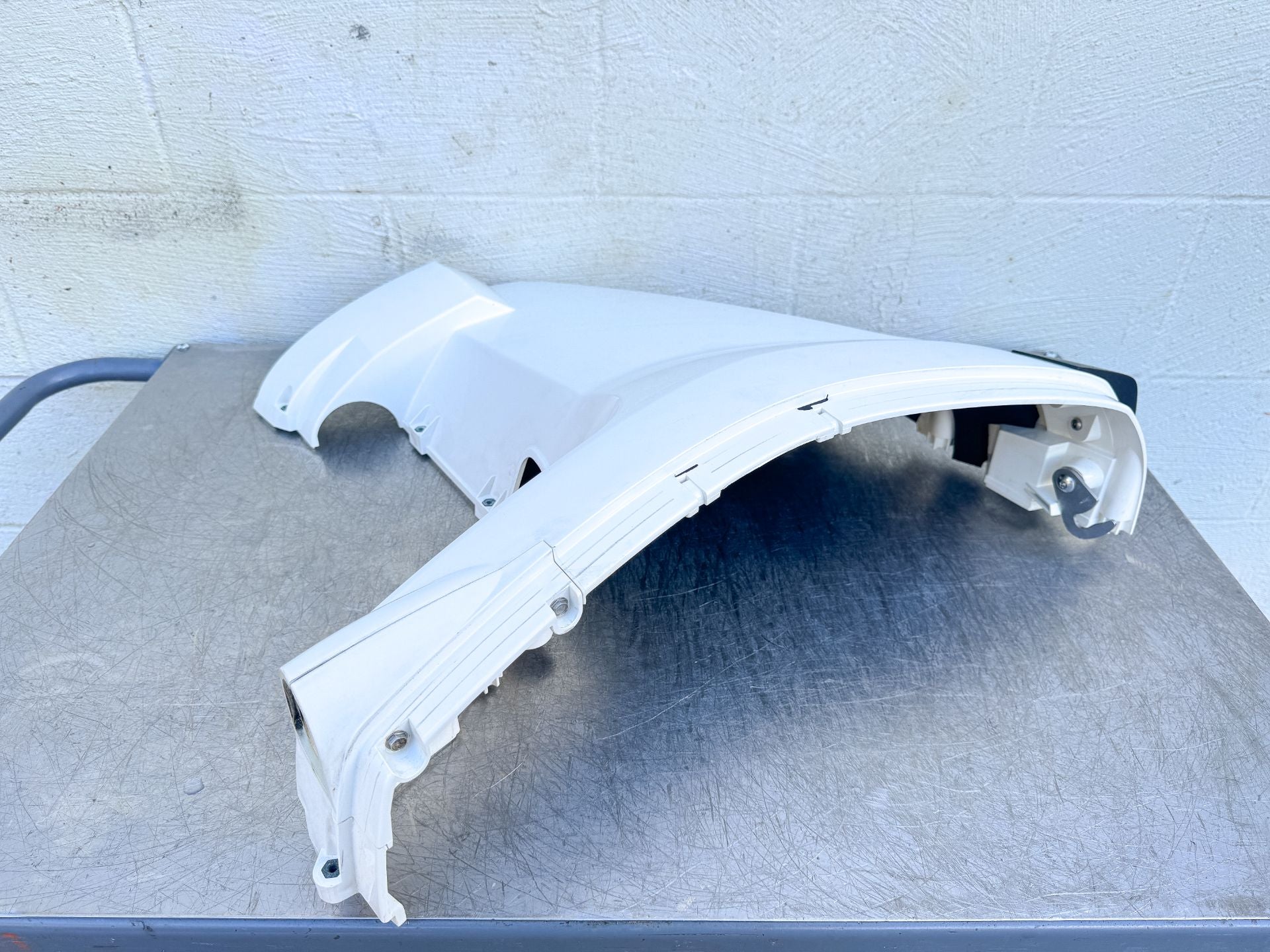 2015 Evinrude 30 HP 2 Stroke Outboard Lower Apron Cowling Starboard White 5008171 OEM