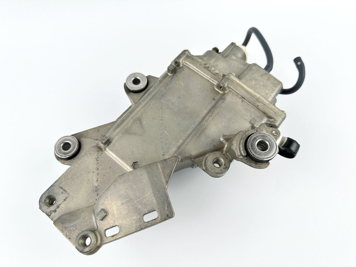 2004 Yamaha 225 HP 4 Stroke Outboard VST Float Chamber Assembly 69J-24410-00-00 OEM