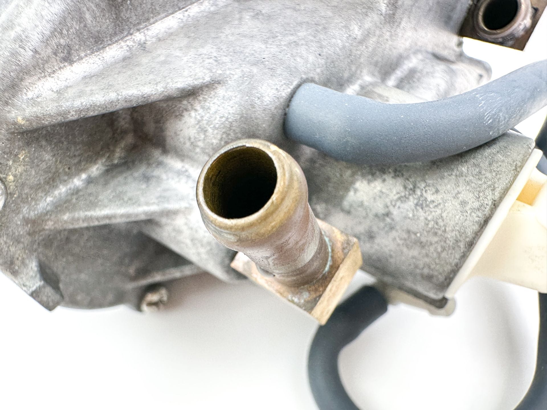 2000 Yamaha 115 HP 4 Stroke VST Float Chamber Assembly 68V-14180-00-00 Cleaned & Tested