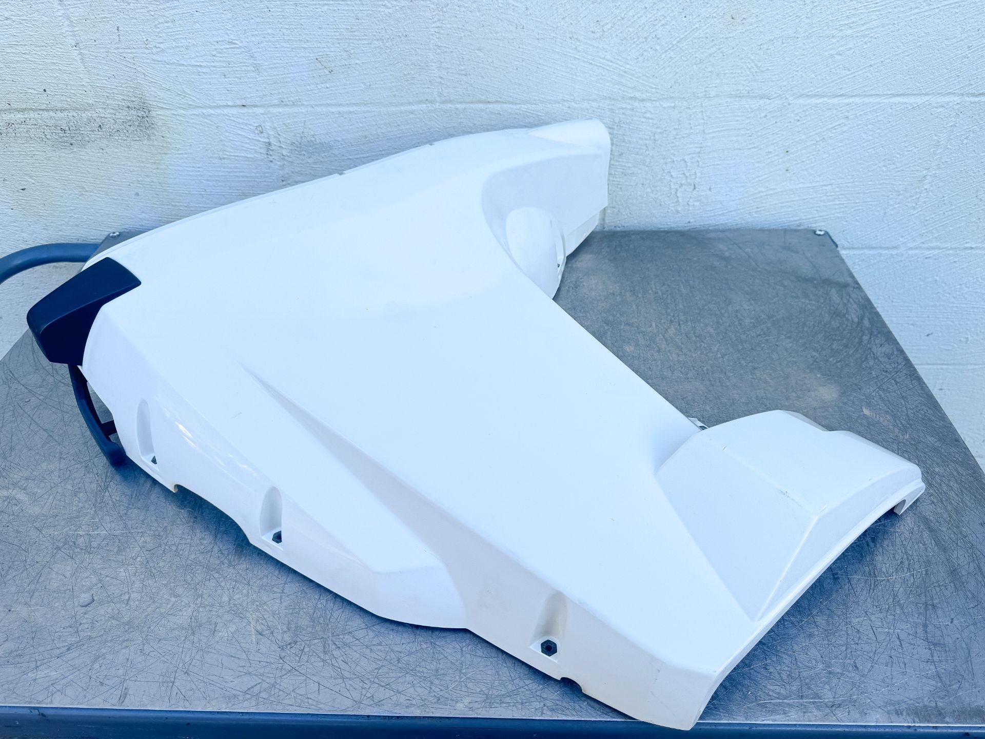 2015 Evinrude 30 HP 2 Stroke Outboard Lower Apron Cowling Starboard White 5008171 OEM