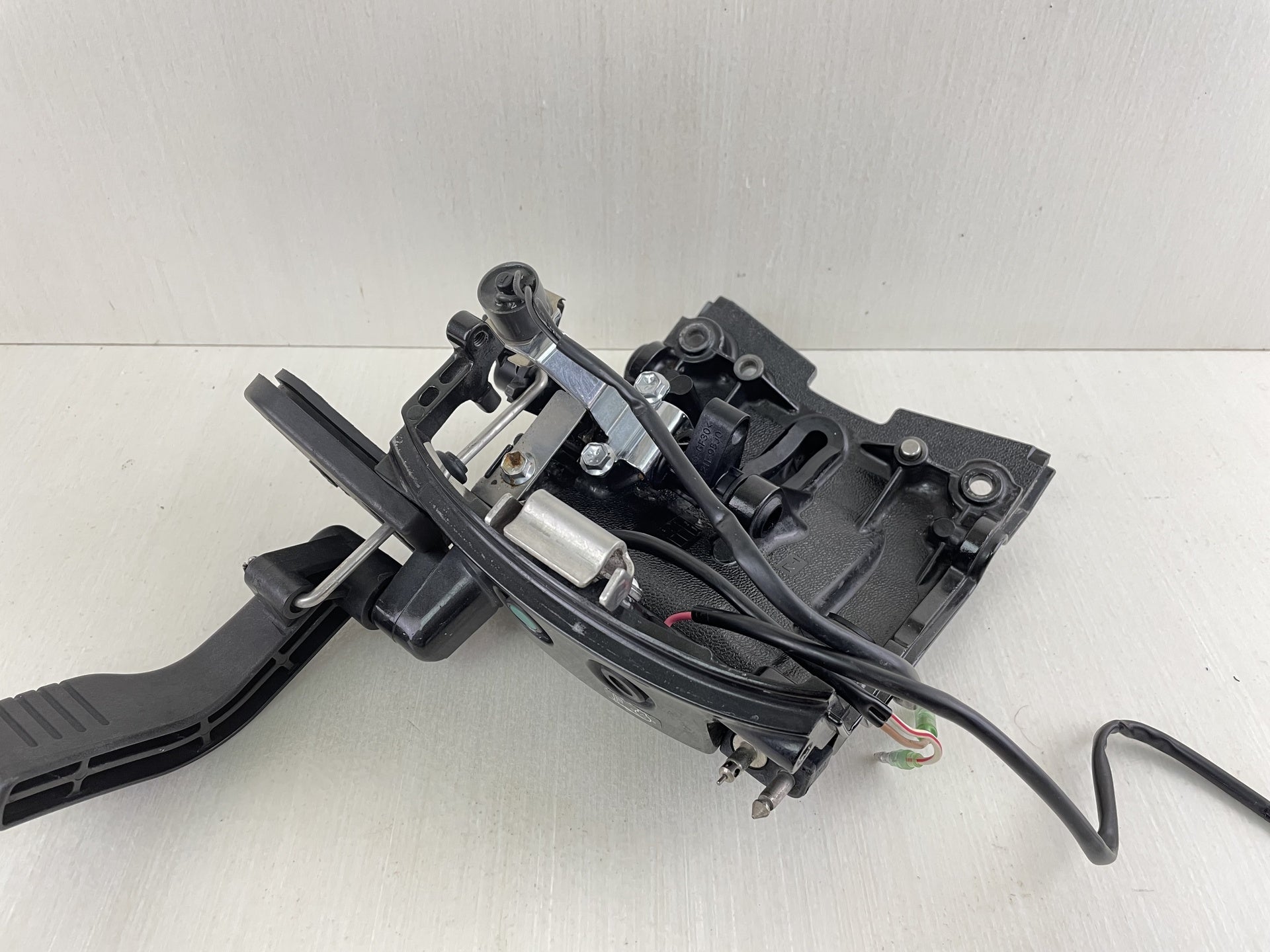 2011 Suzuki DF 25 HP 4 Stroke Twin-V Outboard Front Panel 61831-95J00-0EP